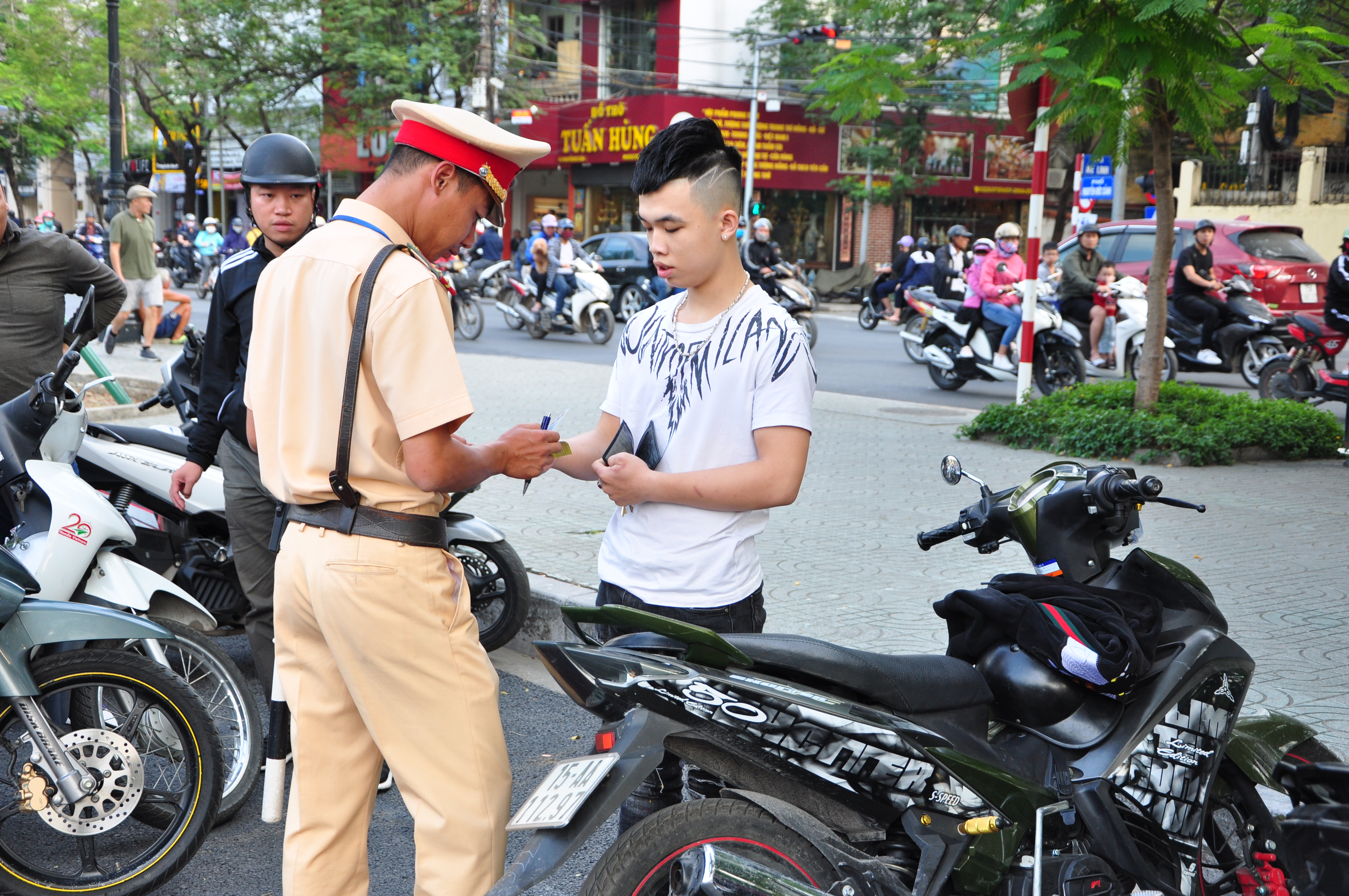 Những trường hợp xử phạt tại chỗ đối với người điều khiển xe mô tô, xe gắn máy