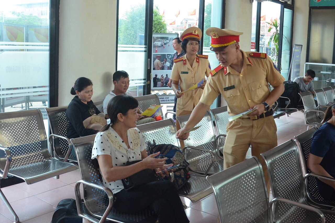 Phát hơn 500 tờ rơi tuyên truyền an toàn giao thông đường sắt