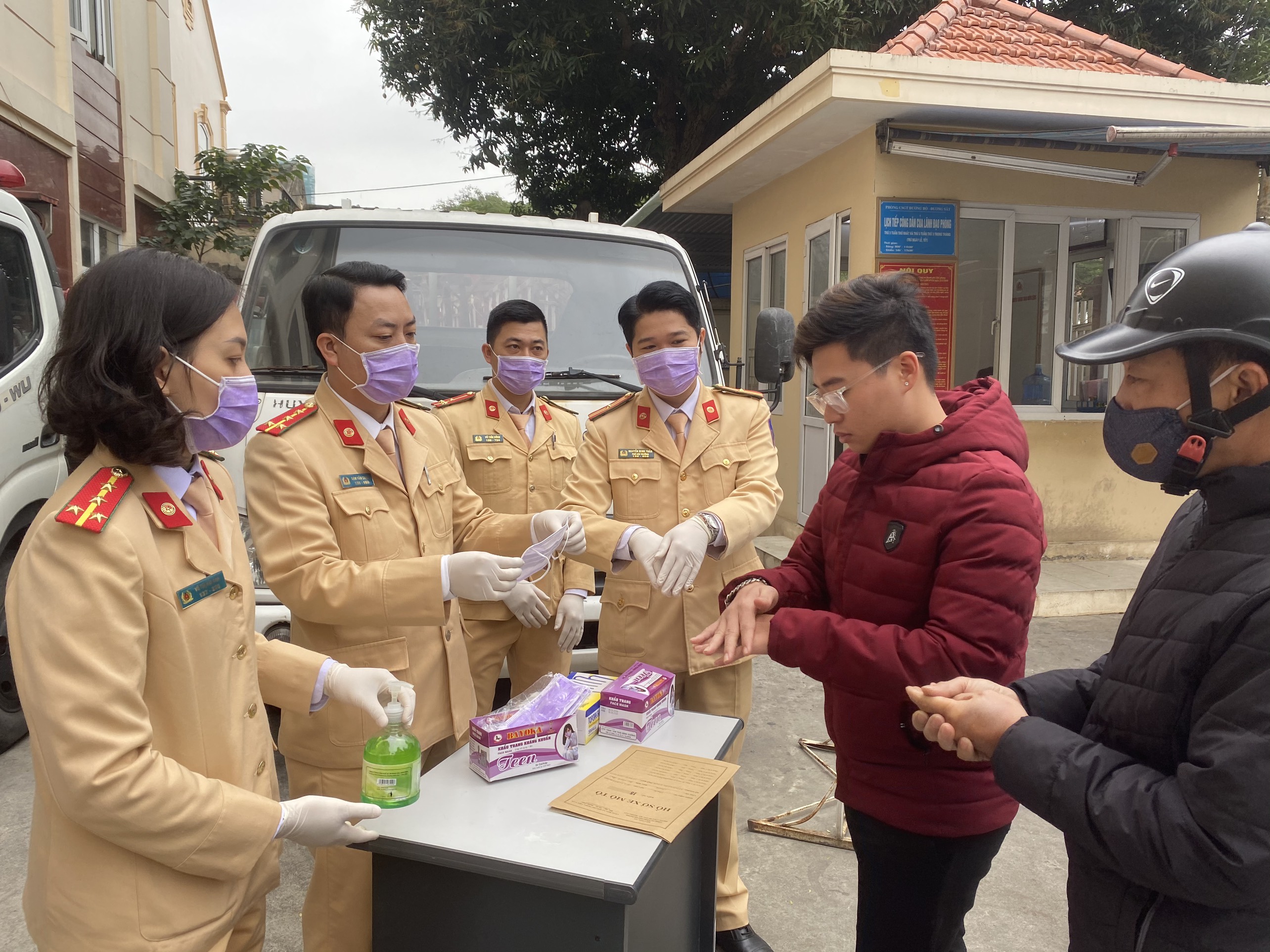 Phát khẩu trang miễn phí: “Việc làm nhỏ, ý nghĩa lớn”