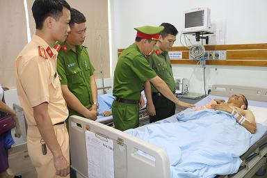 Phó Giám đốc CATP Lê Trung Sơn thăm hỏi Thượng úy Nguyễn Trọng Quý bị thương trong khi làm nhiệm vụ