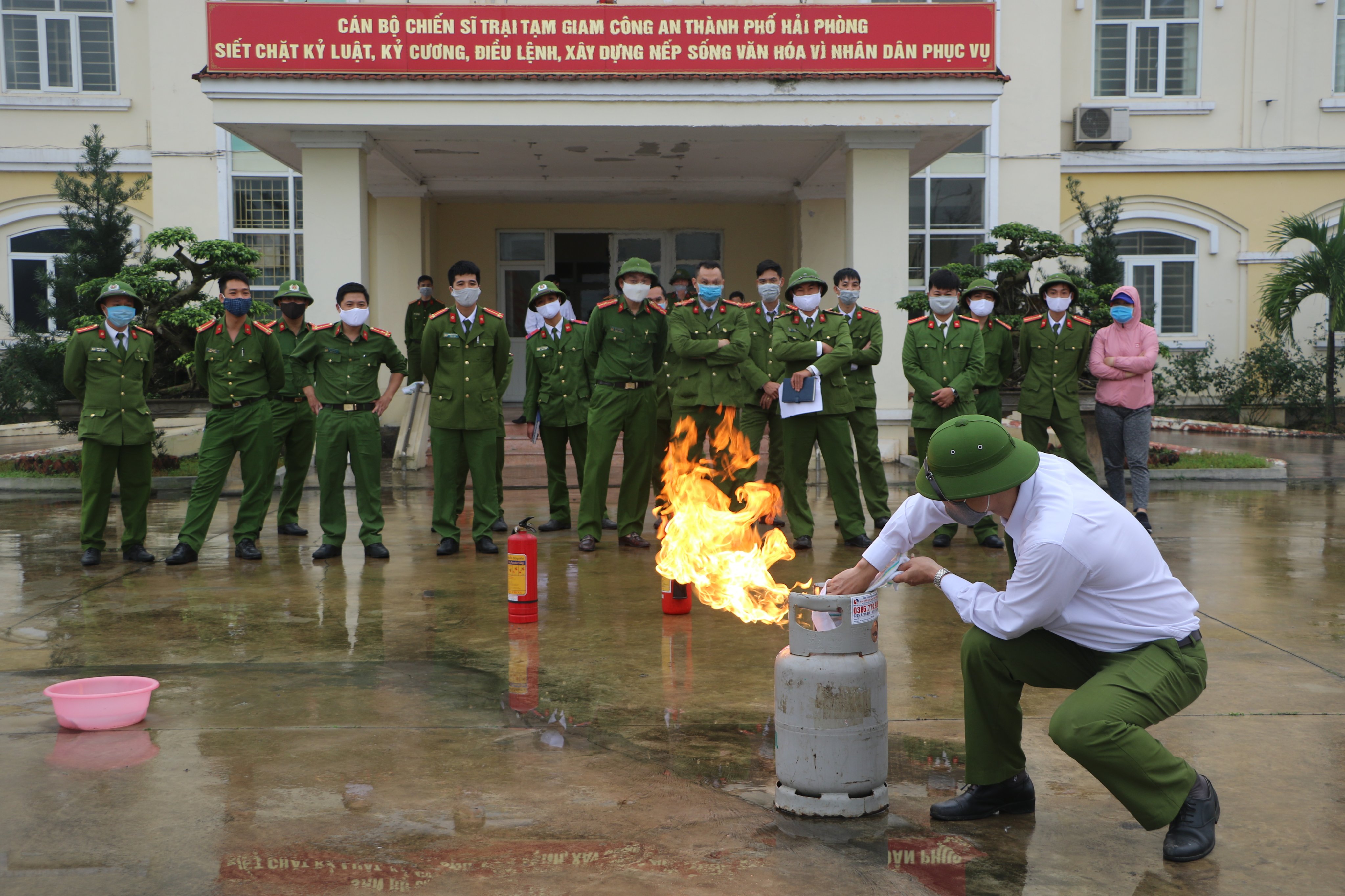 Phổ biến kiến thức phòng cháy chữa cháy cho cán bộ, chiến sỹ Trại tạm giam CATP