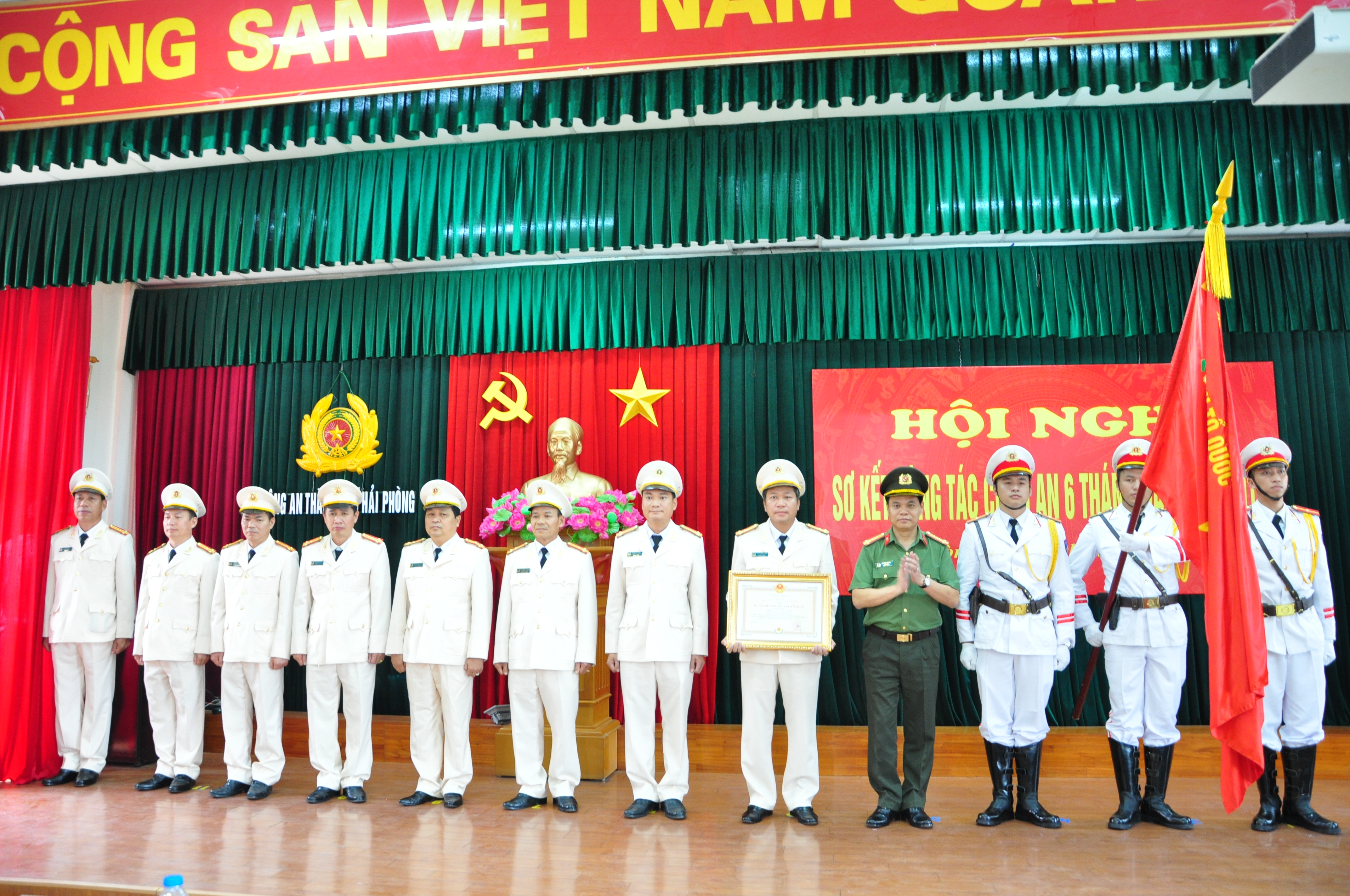 Phòng An ninh kinh tế - CATP: Xứng đáng với tấm huân chương Bảo vệ Tổ quốc hạng Nhất