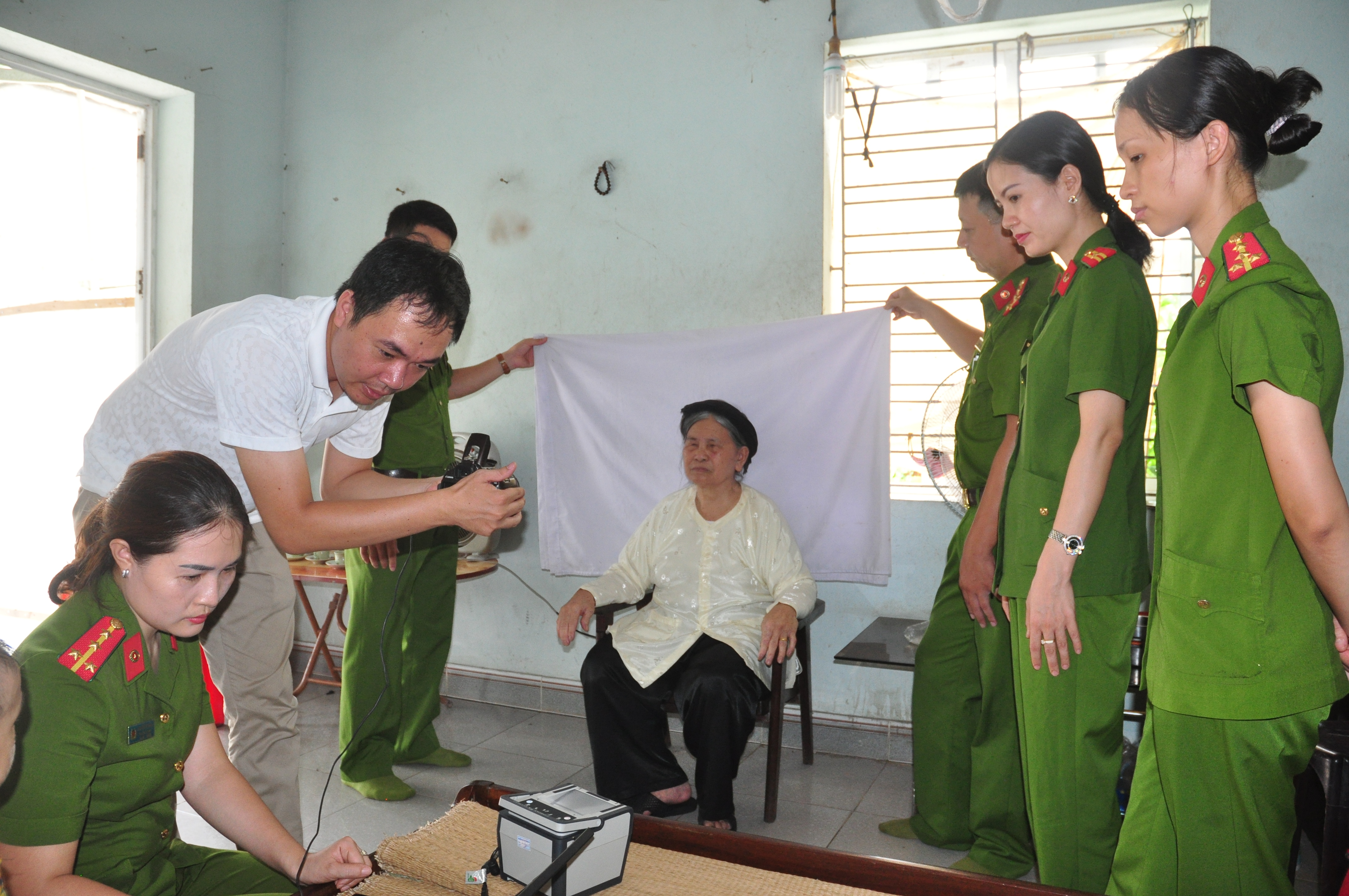 Phòng CS QLHC về TTXH và CAQ Hồng Bàng cấp CCCD lưu động cho 4 trường hợp người già yếu, người tàn tật 