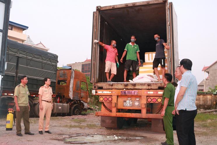 Phòng CSGT đường bộ - đường sắt: Bắt giữ xe vận chuyển 6 tấn lòng lợn nhiễm dịch tả lợn châu Phi