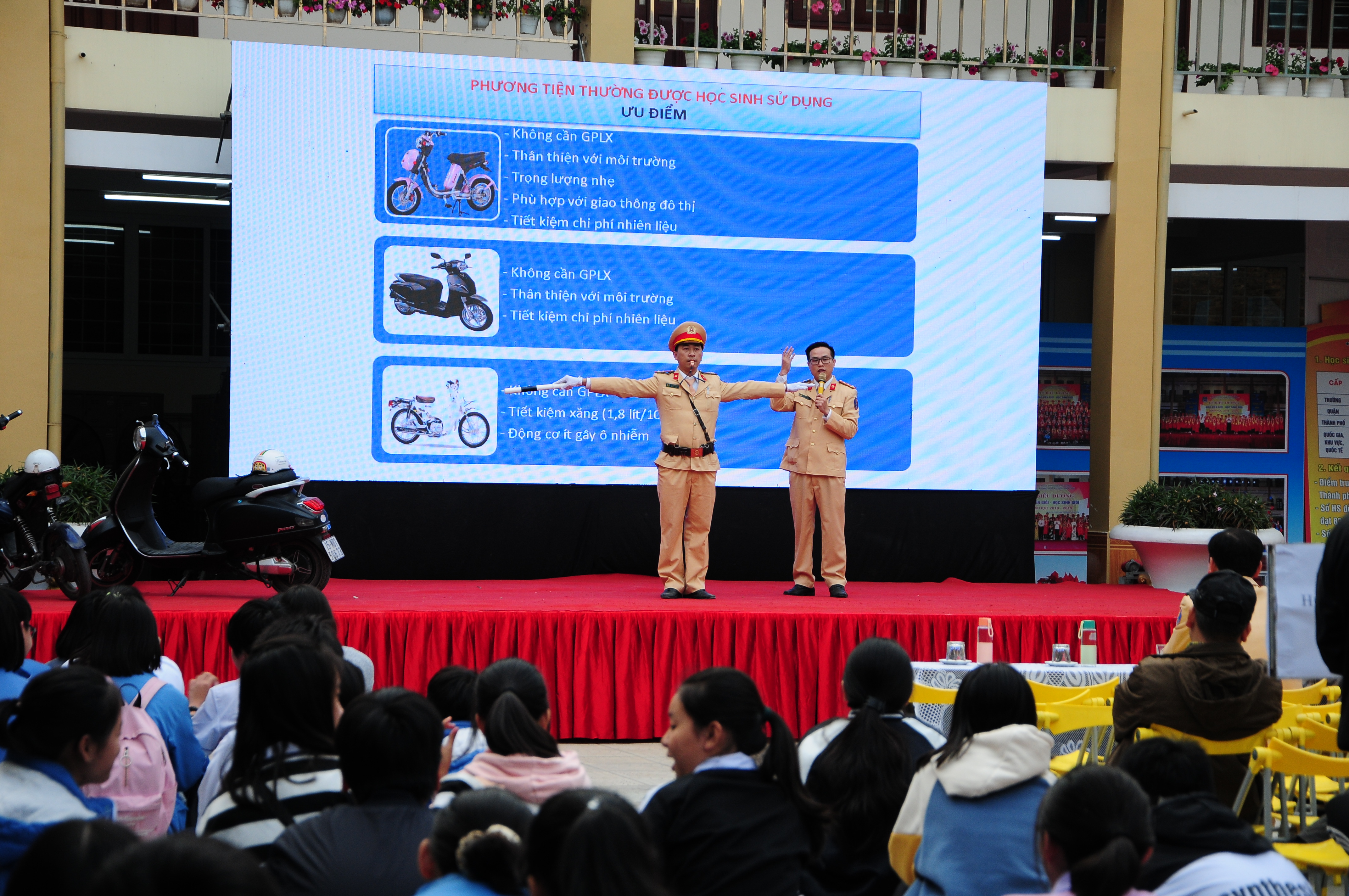 Phòng CSGT đường bộ - đường sắt phối hợp với Trường THCS Trần Phú tổ chức tuyên truyền cho học sinh, phụ huynh và giáo viên