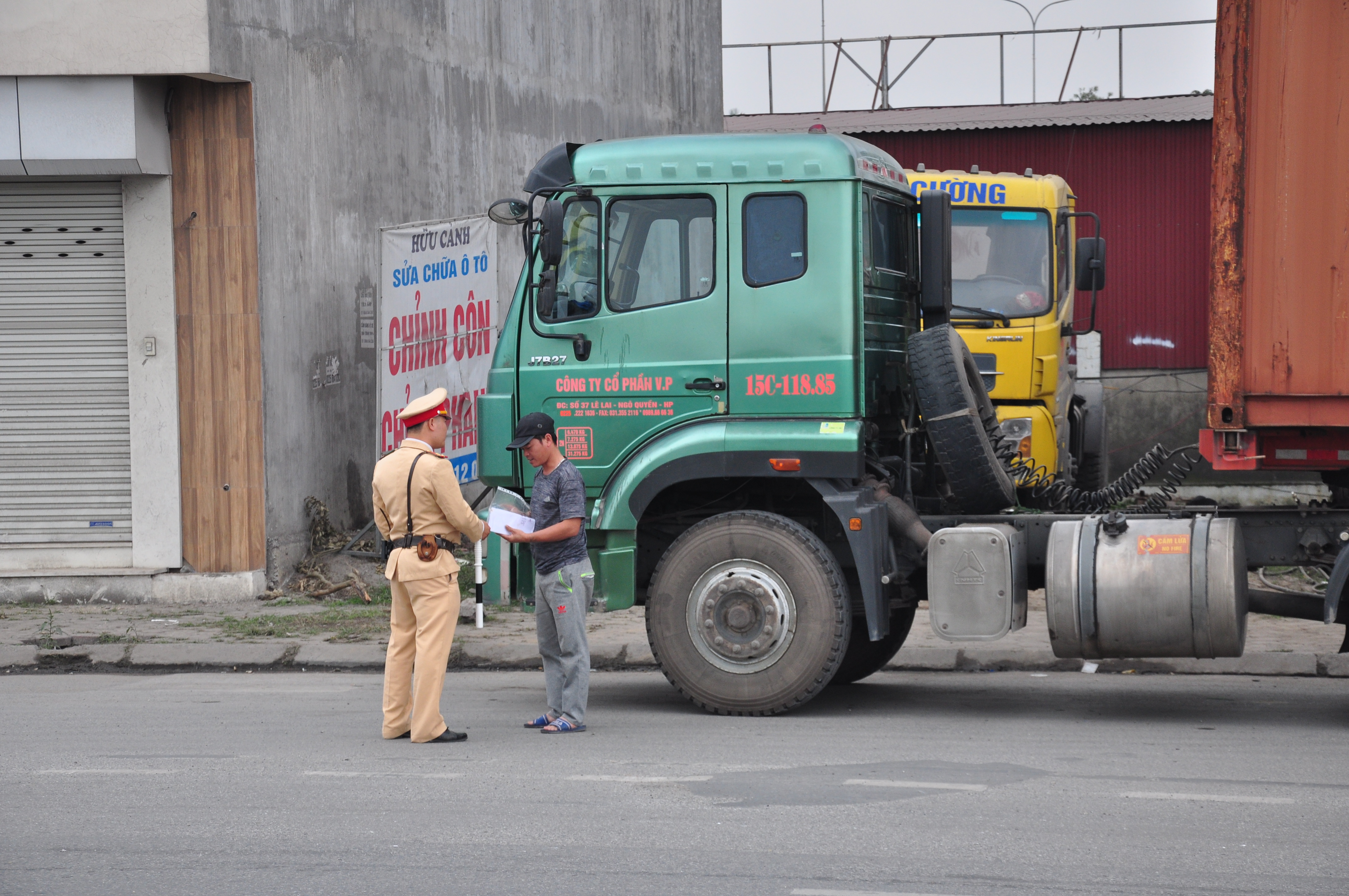 Phòng CSGT đường bộ - đường sắt ra quân tổng kiểm soát xe ô tô chở khách, container và xe mô tô