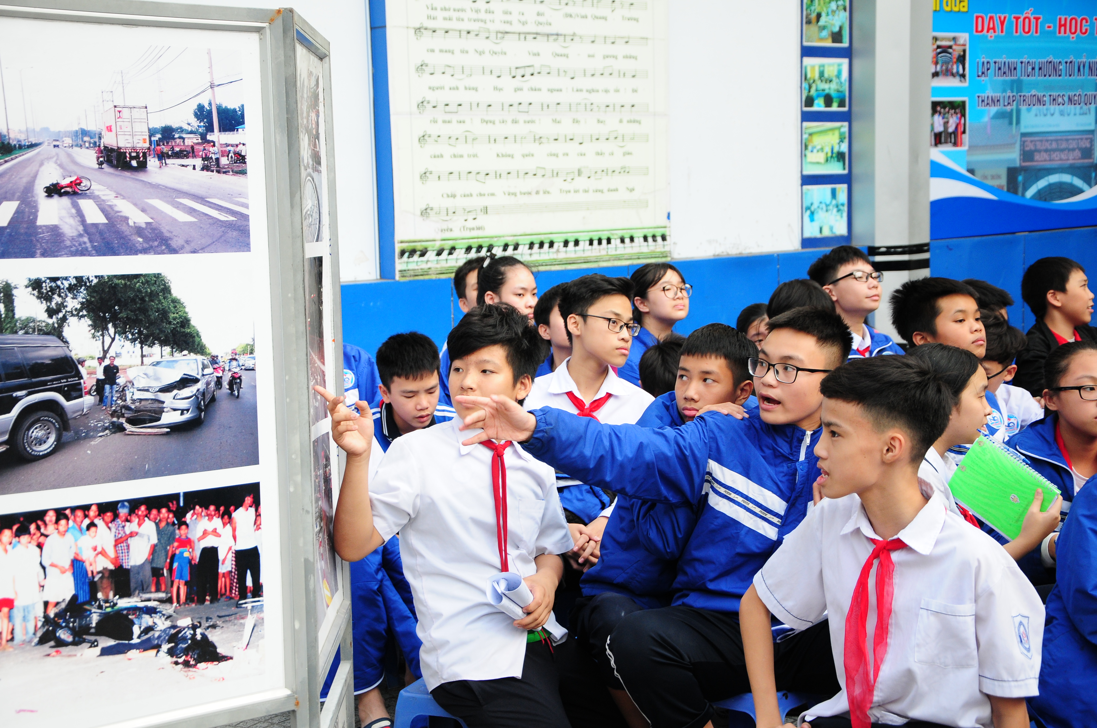 Phòng CSGT đường bộ - đường sắt và Trường THCS Ngô Quyền tổ chức tuyên truyền cho 2.200 học sinh, phụ huynh và giáo viên