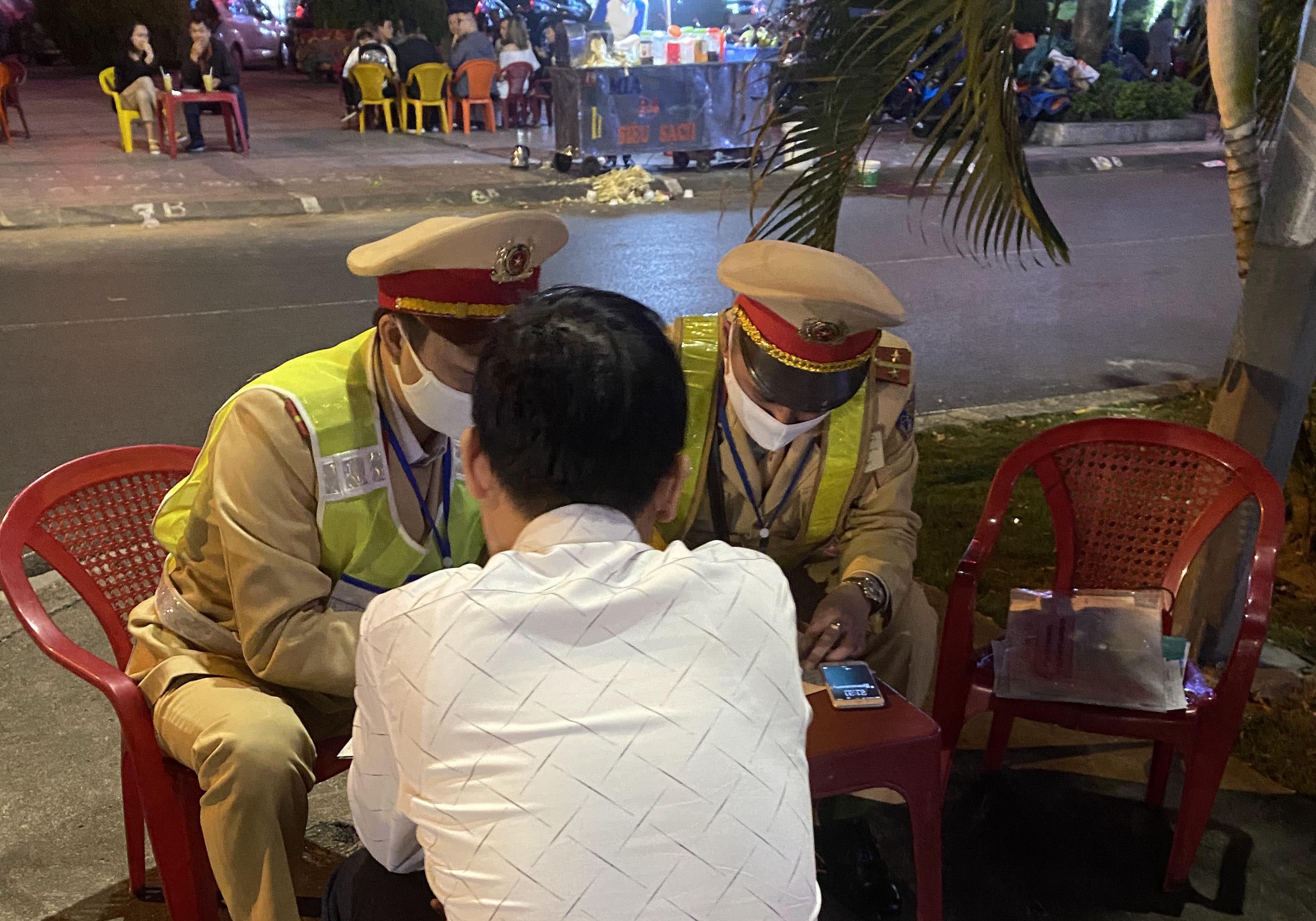 Phòng CSGT đường bộ – đường sắt: Kiểm tra 60 lượt người điều khiển phương tiện, phát hiện 3 trường hợp vi phạm nồng độ cồn