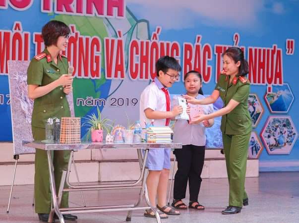 Phòng Cảnh sát Môi trường tuyên truyền chống rác thải nhựa tại trường tiểu học Đinh Tiên Hoàng