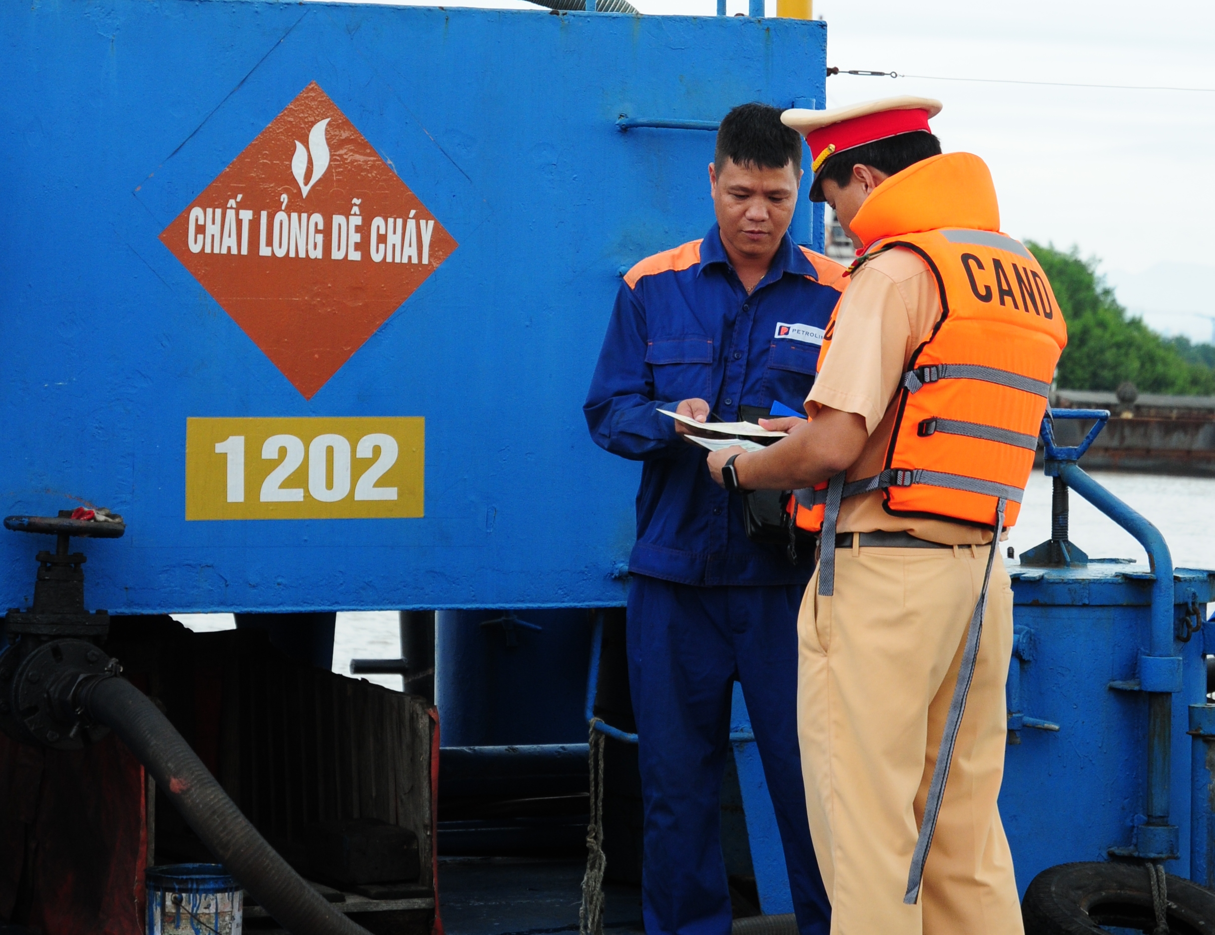 Phòng Cảnh sát đường thủy CATP: Tăng cường tuyên truyền pháp luật  giao thông đường thủy