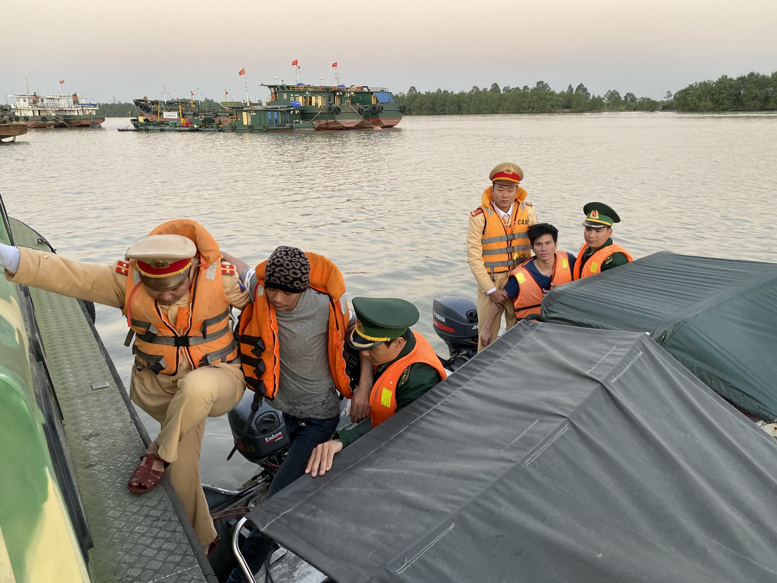 Phòng Cảnh sát đường thủy: Cứu vớt 2 người bị nạn trên sông Cấm