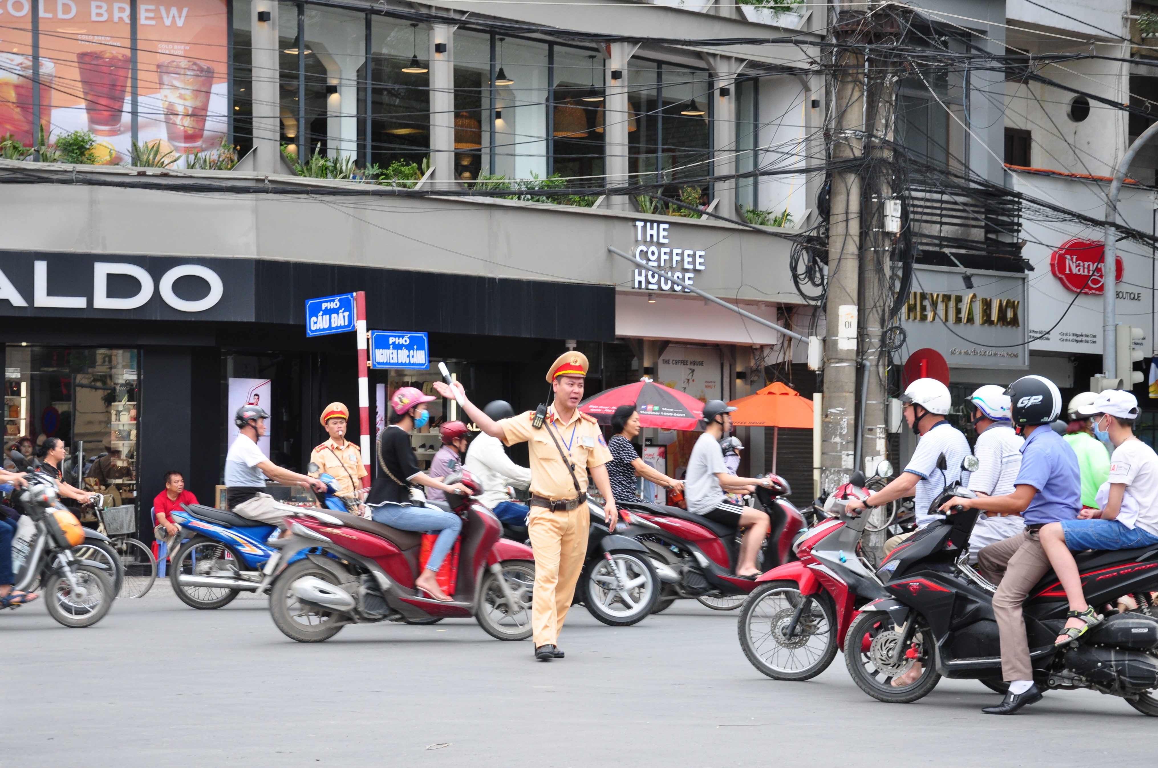 Phòng Cảnh sát giao thông đường bộ - đường sắt: Chủ động điều tiết, hướng dẫn giao thông