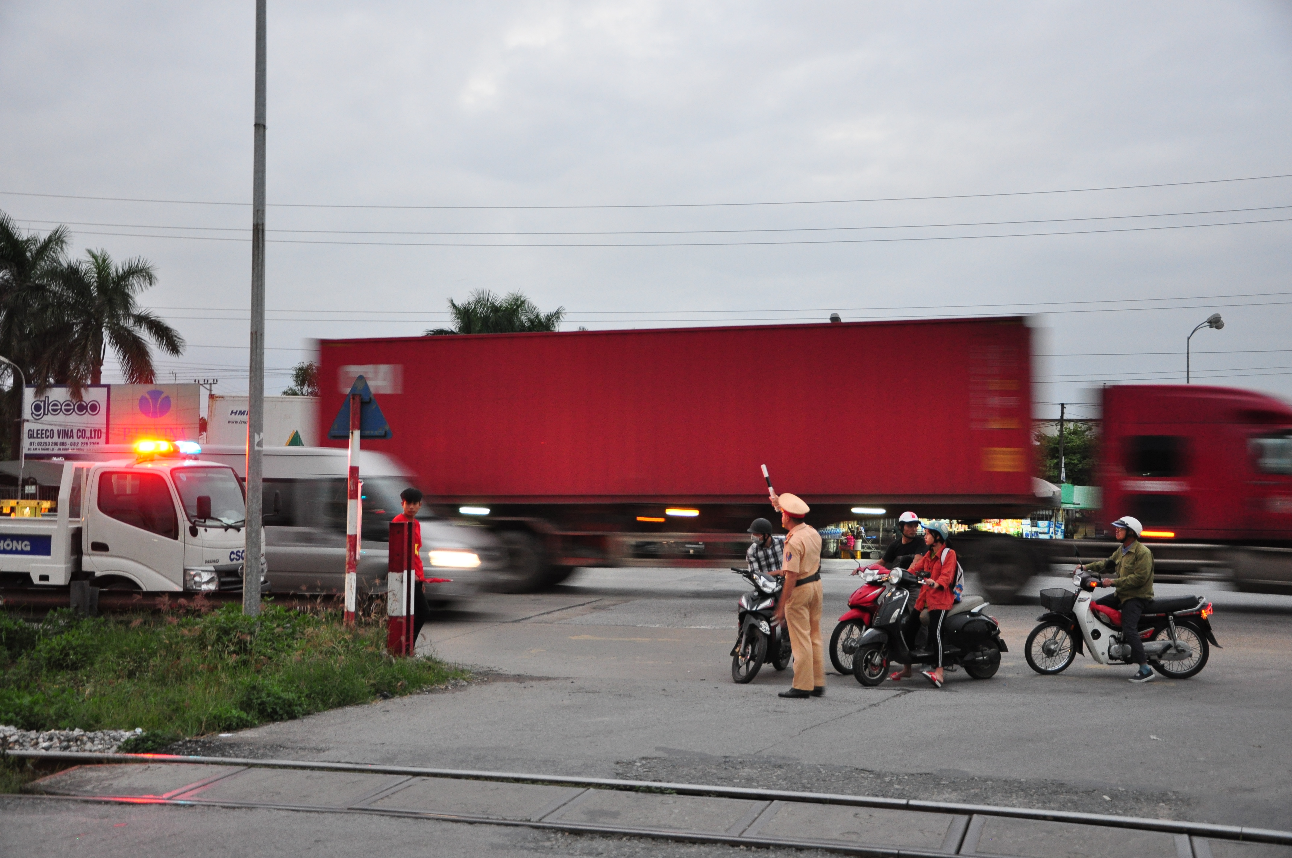 Phòng Cảnh sát giao thông đường bộ - đường sắt: Tăng cường điều tiết giao thông, phòng ngừa tai nạn