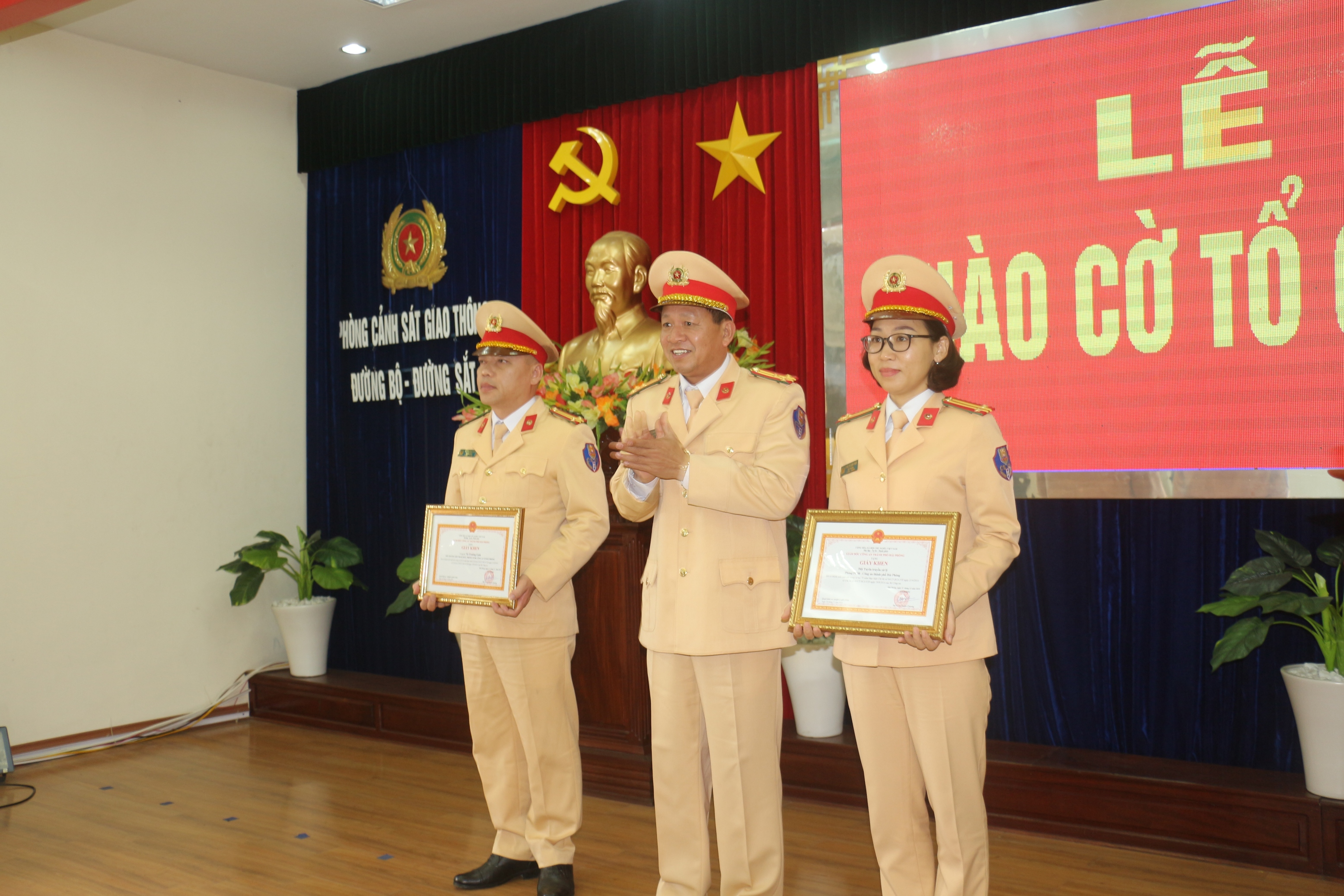 Phòng Cảnh sát giao thông đường bộ - đường sắt: Tổ chức lễ chào cờ Tổ quốc đầu tiên năm 2020