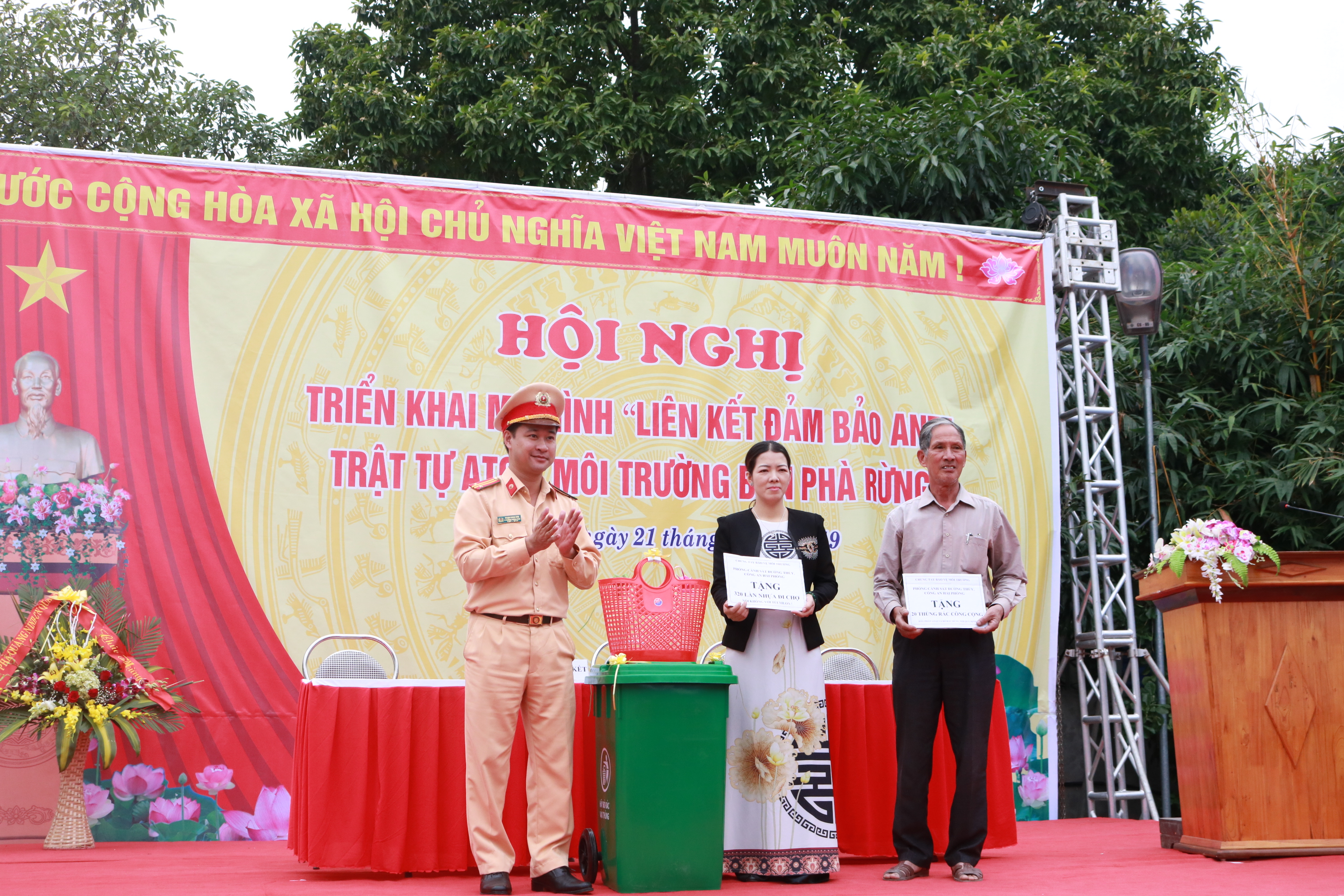 Phòng Cảnh sát đường thủy: Tặng 20 thùng rác công cộng tới người dân xã Tam Hưng (Thủy Nguyên)