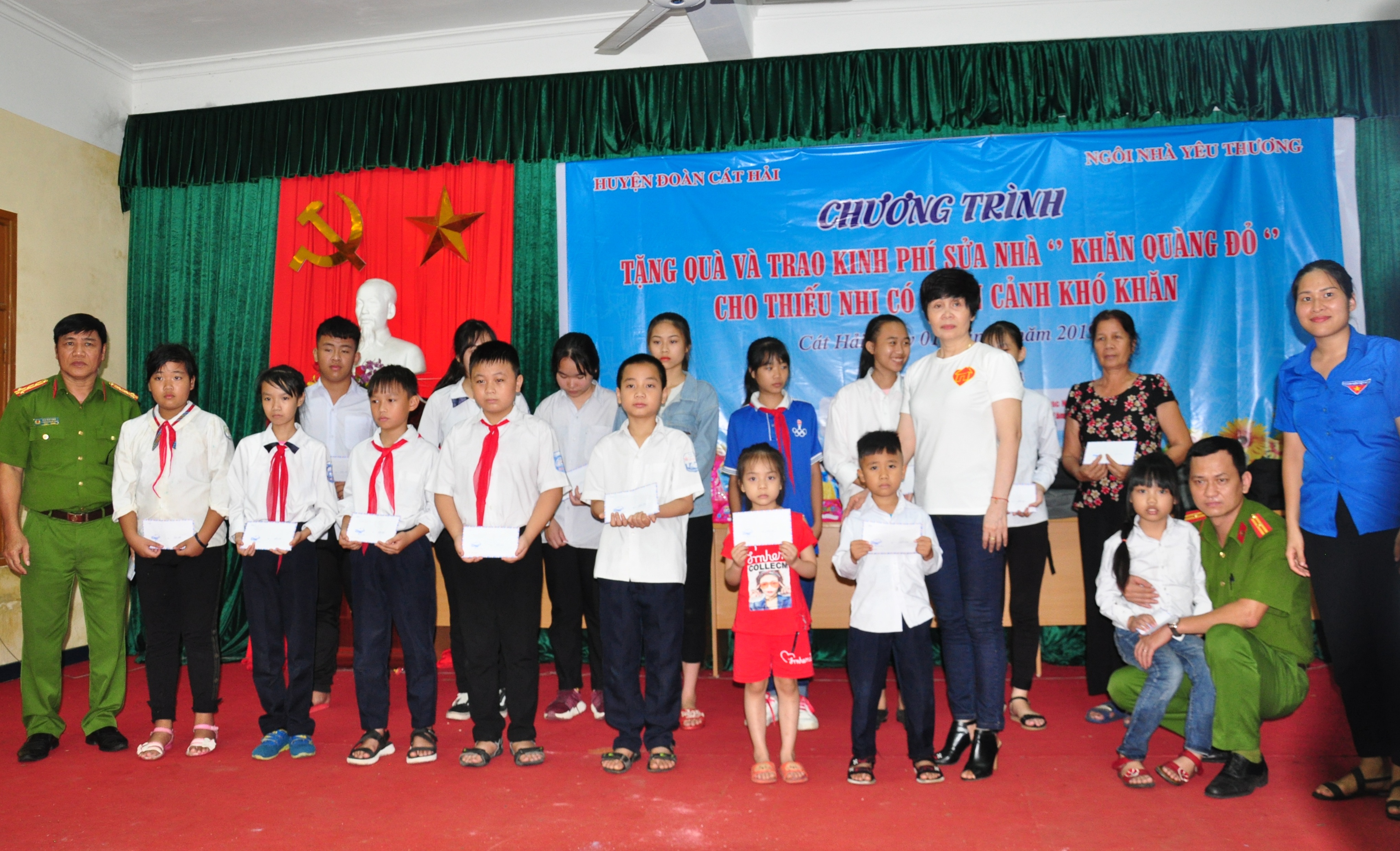 Phòng Cảnh sát hình sự: Tặng quà cho 110 trẻ em nhân dịp Ngày Quốc tế thiếu nhi