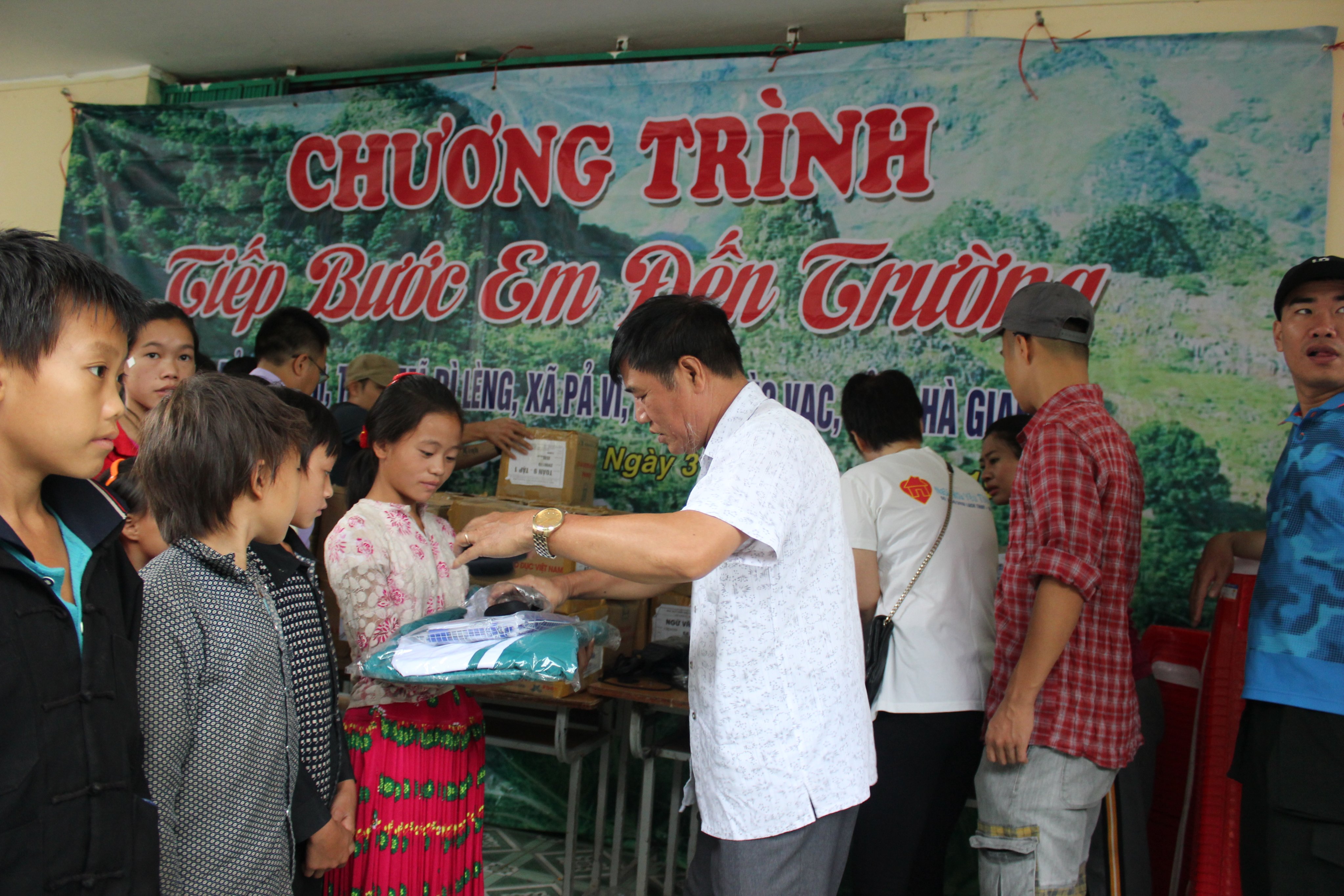 Phòng Cảnh sát hình sự trao quà tặng học sinh nghèo tại huyện Mèo Vạc, tỉnh Hà Giang