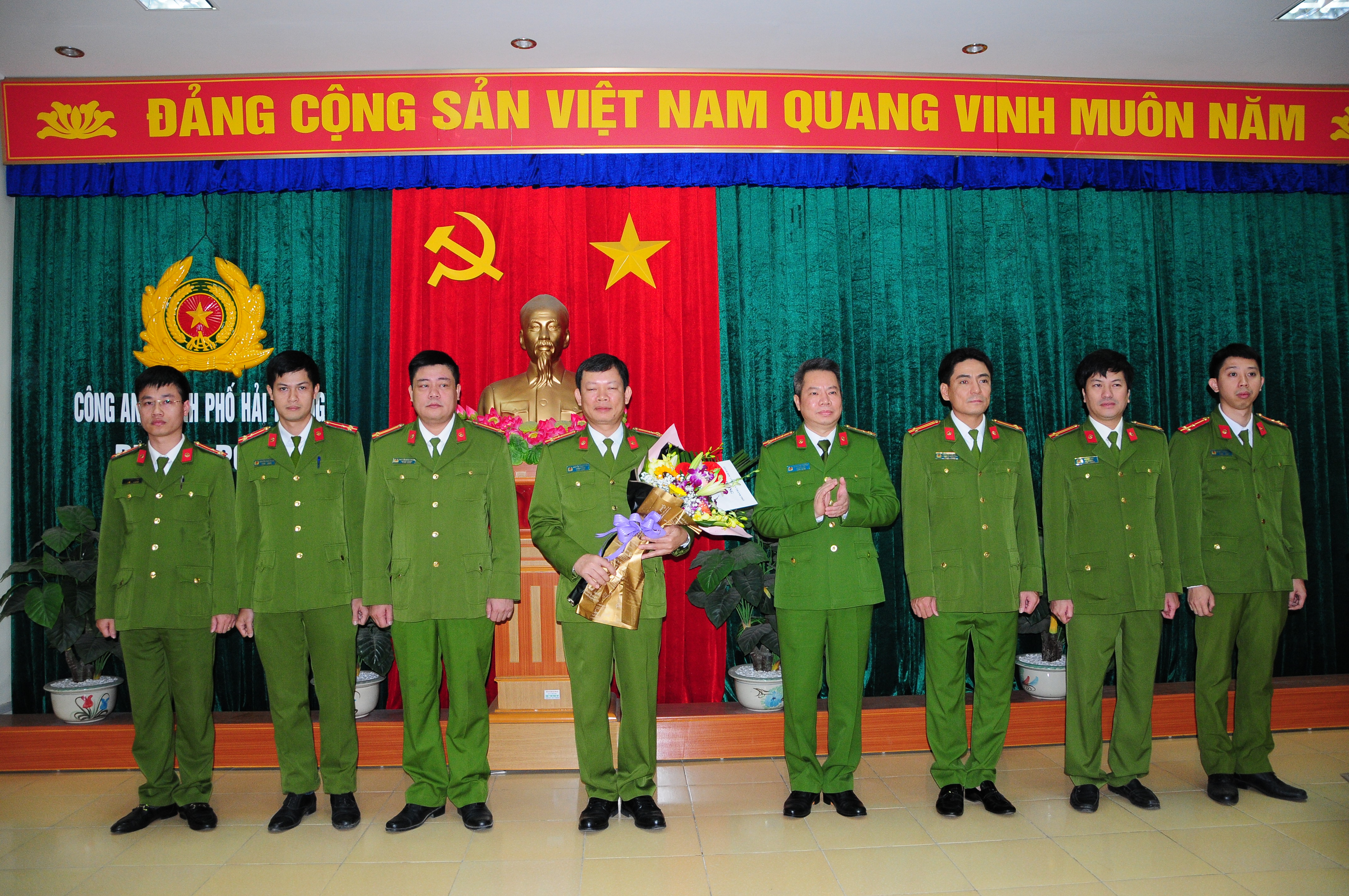 Khen thưởng Phòng Cảnh sát kinh tế về thành tích xuất sắc trong đợt cao điểm tấn công, trấn áp tội phạm