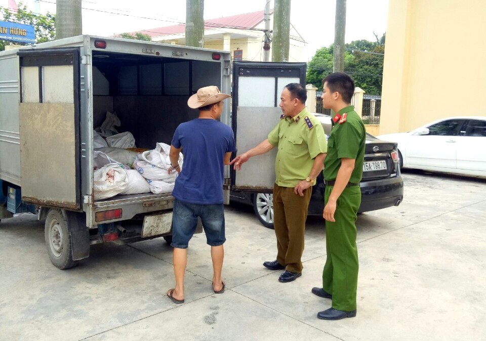 Phòng Cảnh sát môi trường: Bắt giữ vụ vận chuyển nửa tấn mỡ bẩn và bì lợn thối