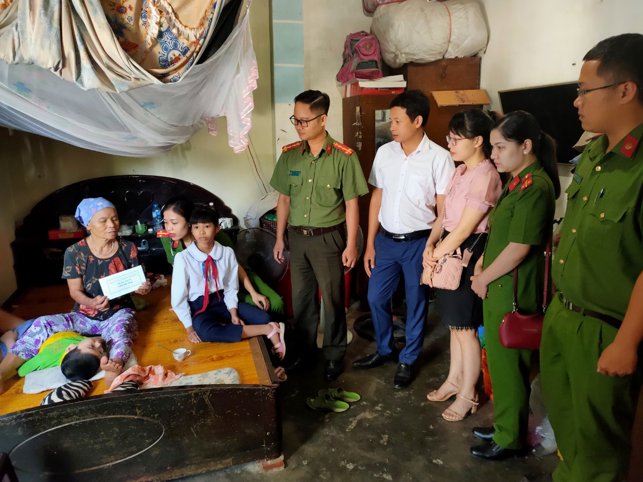 Phòng Cảnh sát môi trường: Trao học bổng “Cùng em đến trường” tặng em Lê Thị Thu Thủy xã An Thọ, huyện An Lão, Hải Phòng
