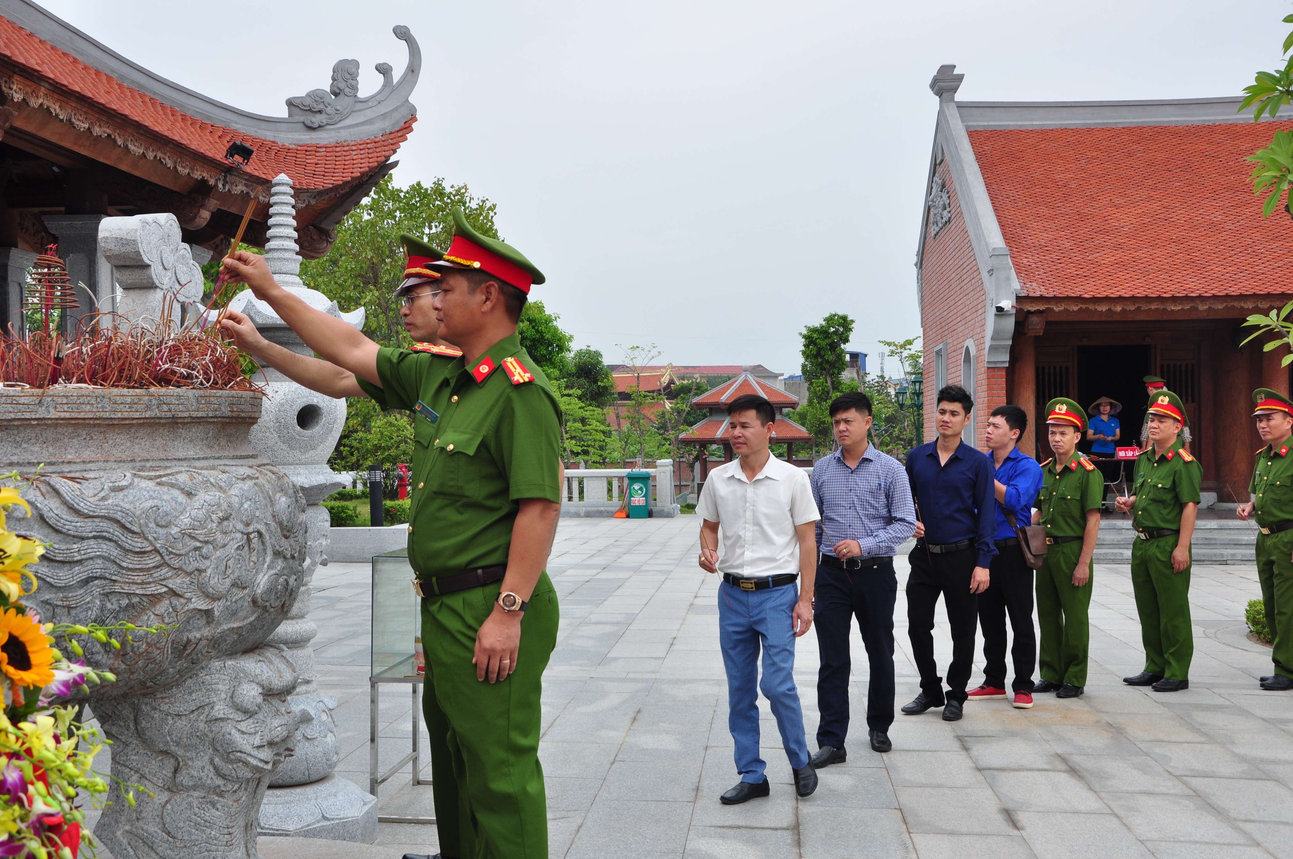 Phòng Cảnh sát môi trường dâng hương tại khu tưởng niệm lãnh tụ Nguyễn Đức Cảnh