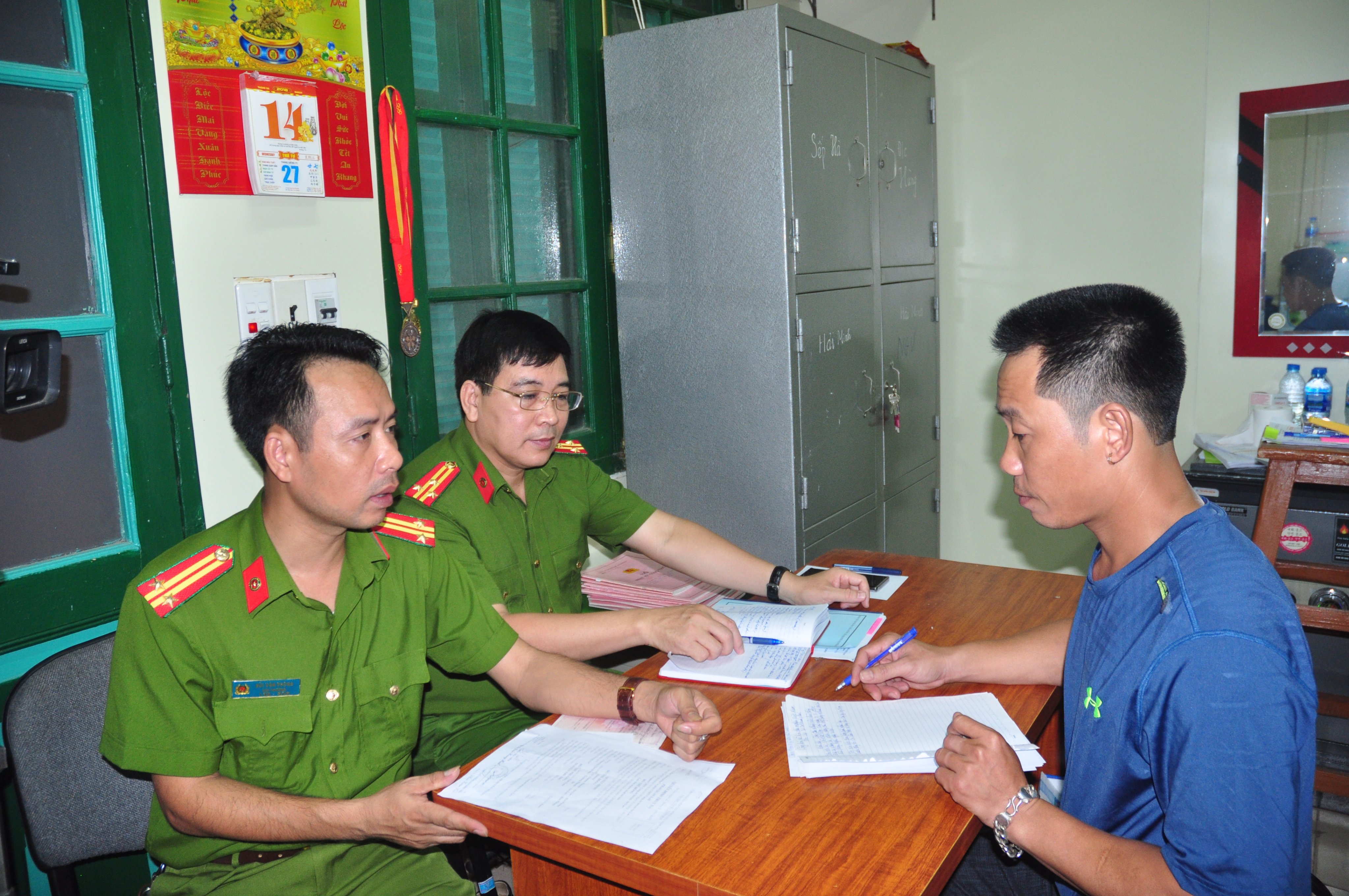 Phòng Cảnh sát quản lý hành chính về trật tự xã hội vận động đối tượng truy nã đầu thú