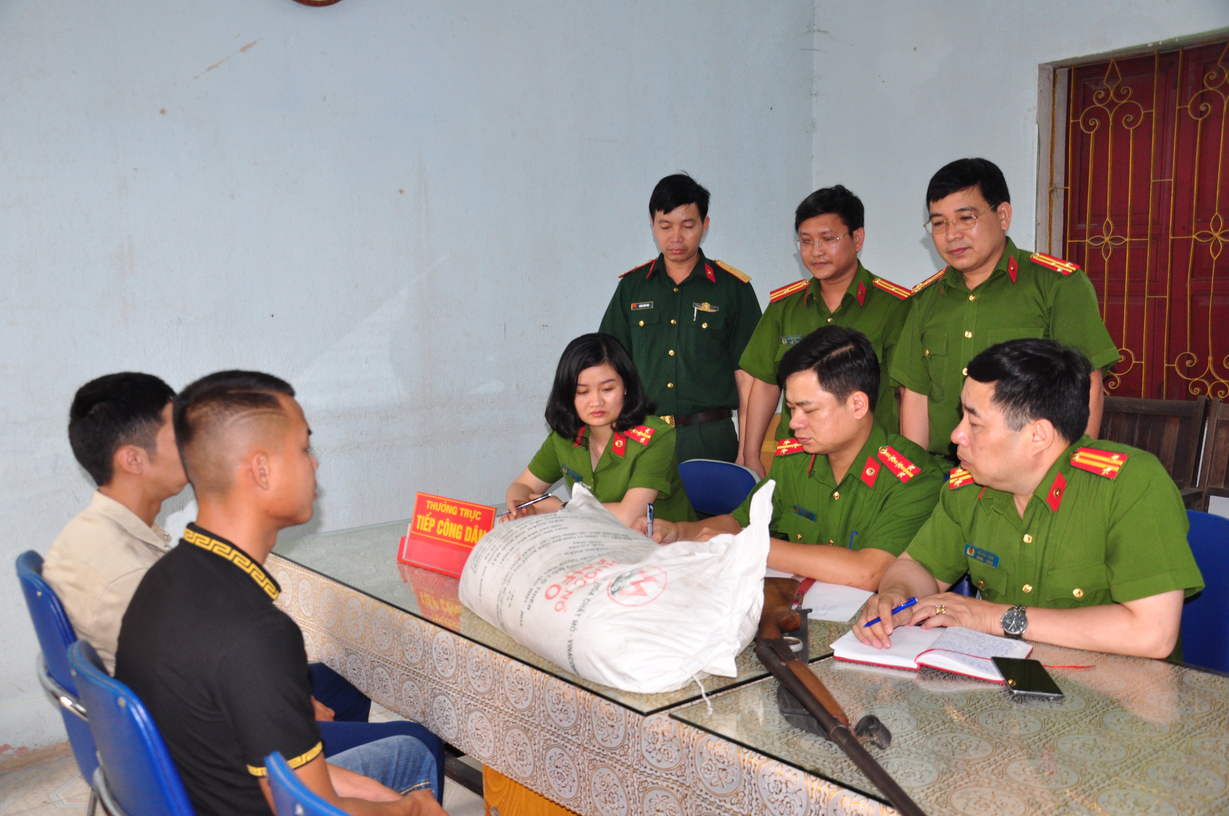 Phòng Cảnh sát quản lý vể TTXH vận động nhân dân giao nộp 25kg thuốc nổ và 1 khẩu súng săn