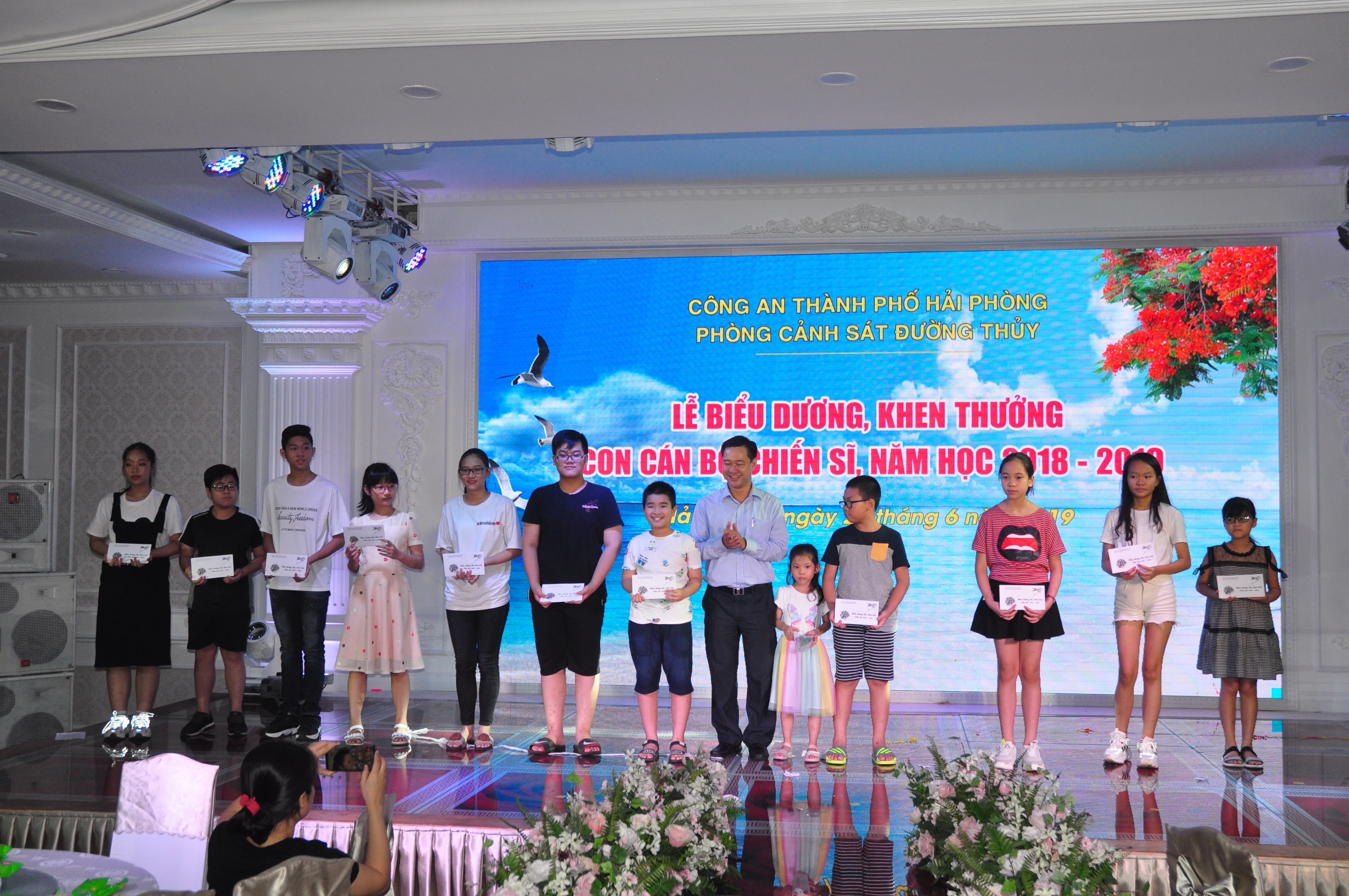 Phòng Cảnh sát thi hành án hình sự&hỗ trợ tư pháp, Cảnh sát đường thủy: Khen thưởng các cháu học sinh giỏi