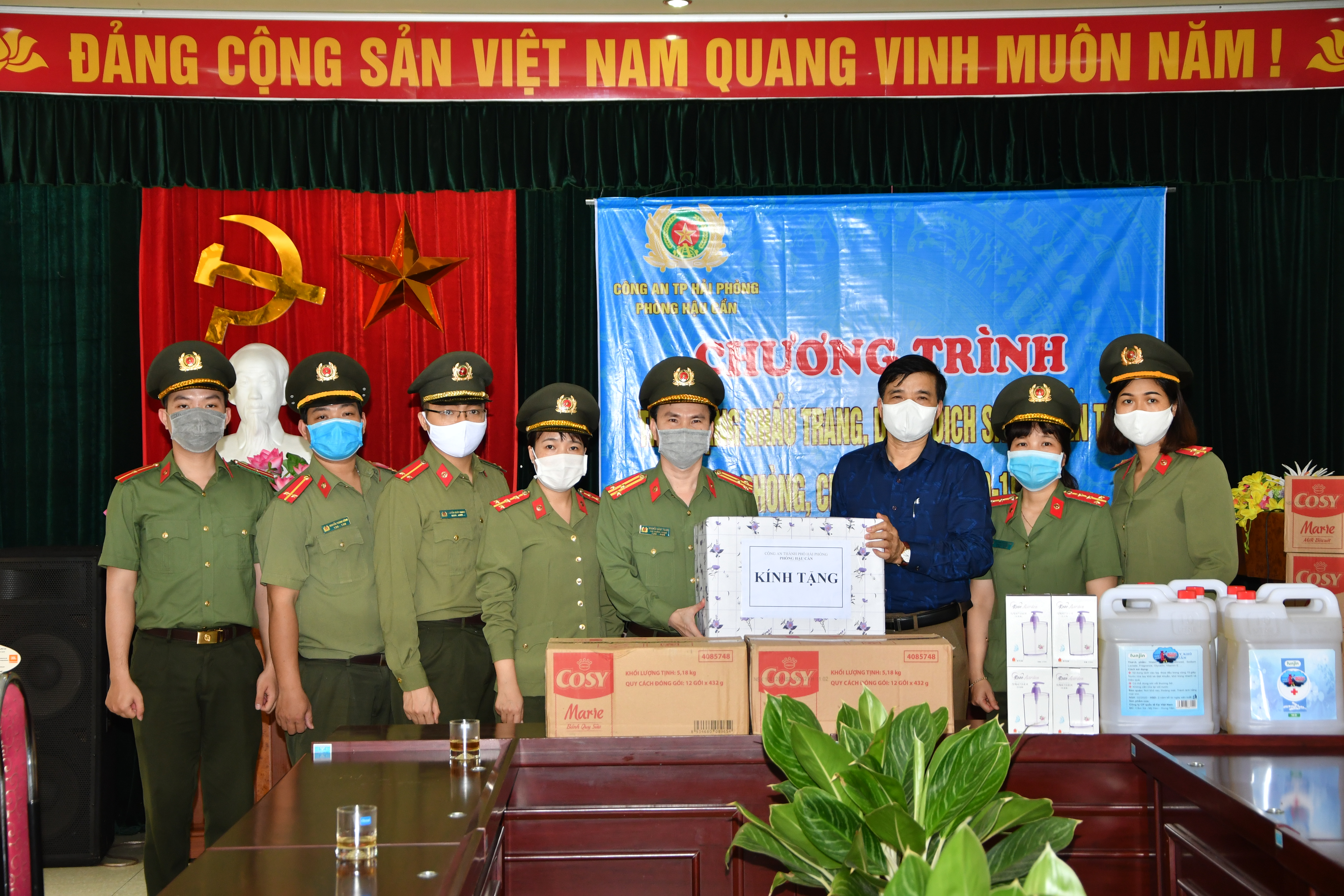 Phòng Hậu cần CATP: Trao tặng 1.300 khẩu trang vải kháng khuẩn, 150 lít dung dịch sát khuẩn