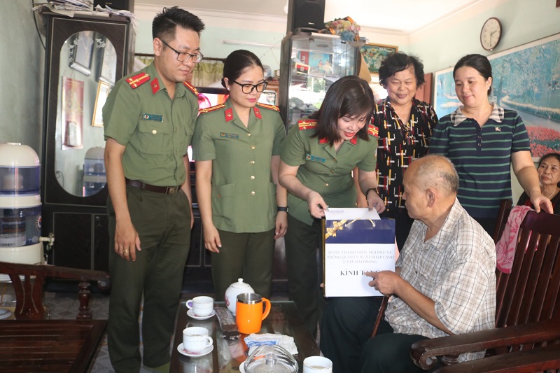 Phòng Quản lý Xuất nhập cảnh CATP: Thăm, tặng quà gia đình chính sách tại phường Vạn Mỹ