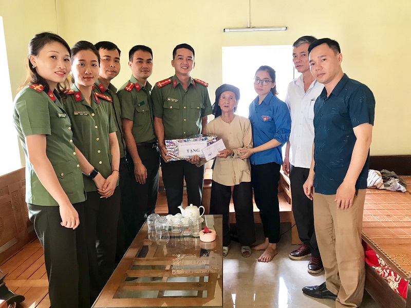 Phòng Tham Mưu, An ninh kinh tế-CATP: Thăm, tặng quà gia đình chính sách