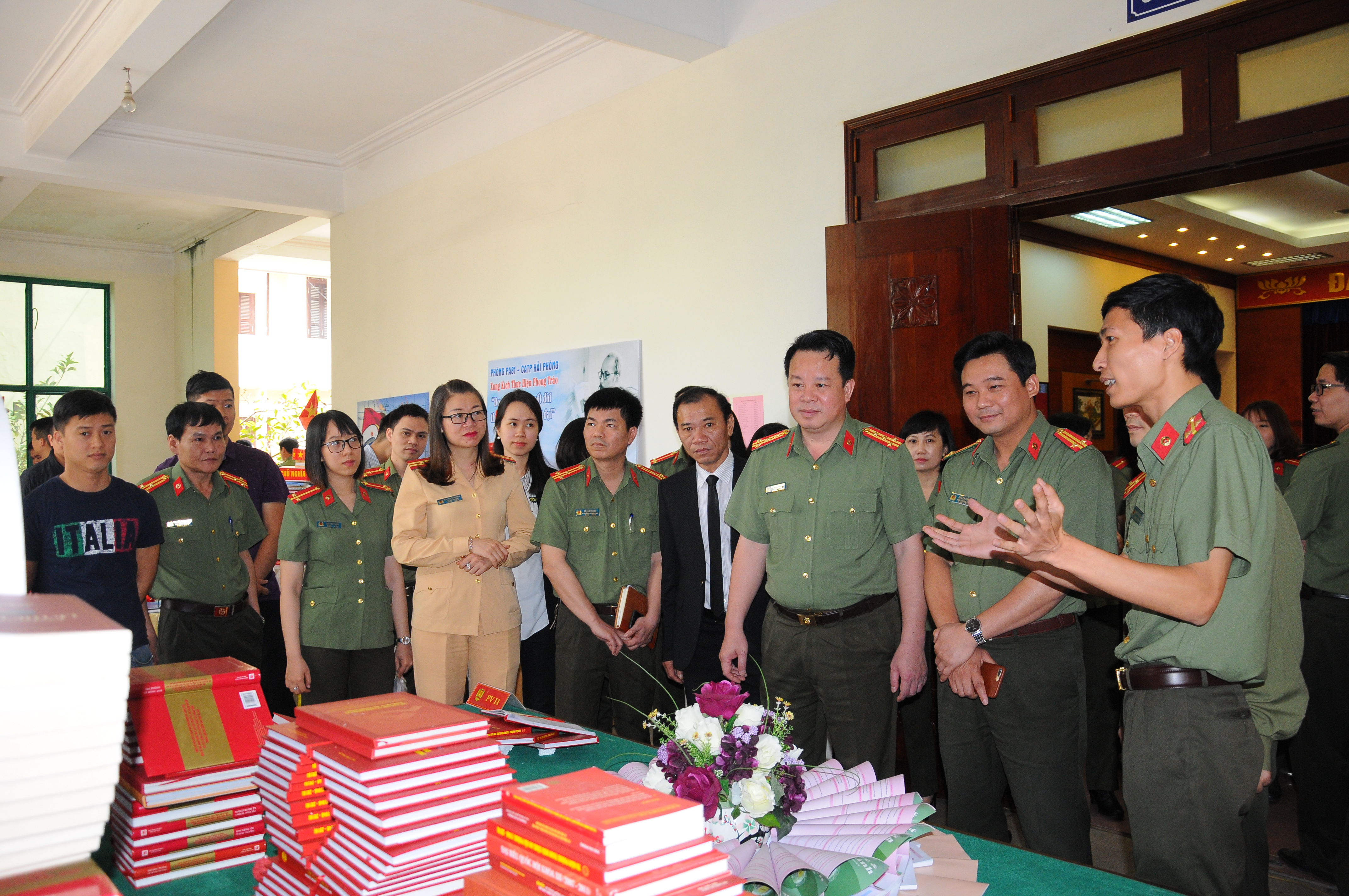 Phòng Tham mưu CATP: Thu thập 600 đầu sách, xây dựng Tủ sách khoa học