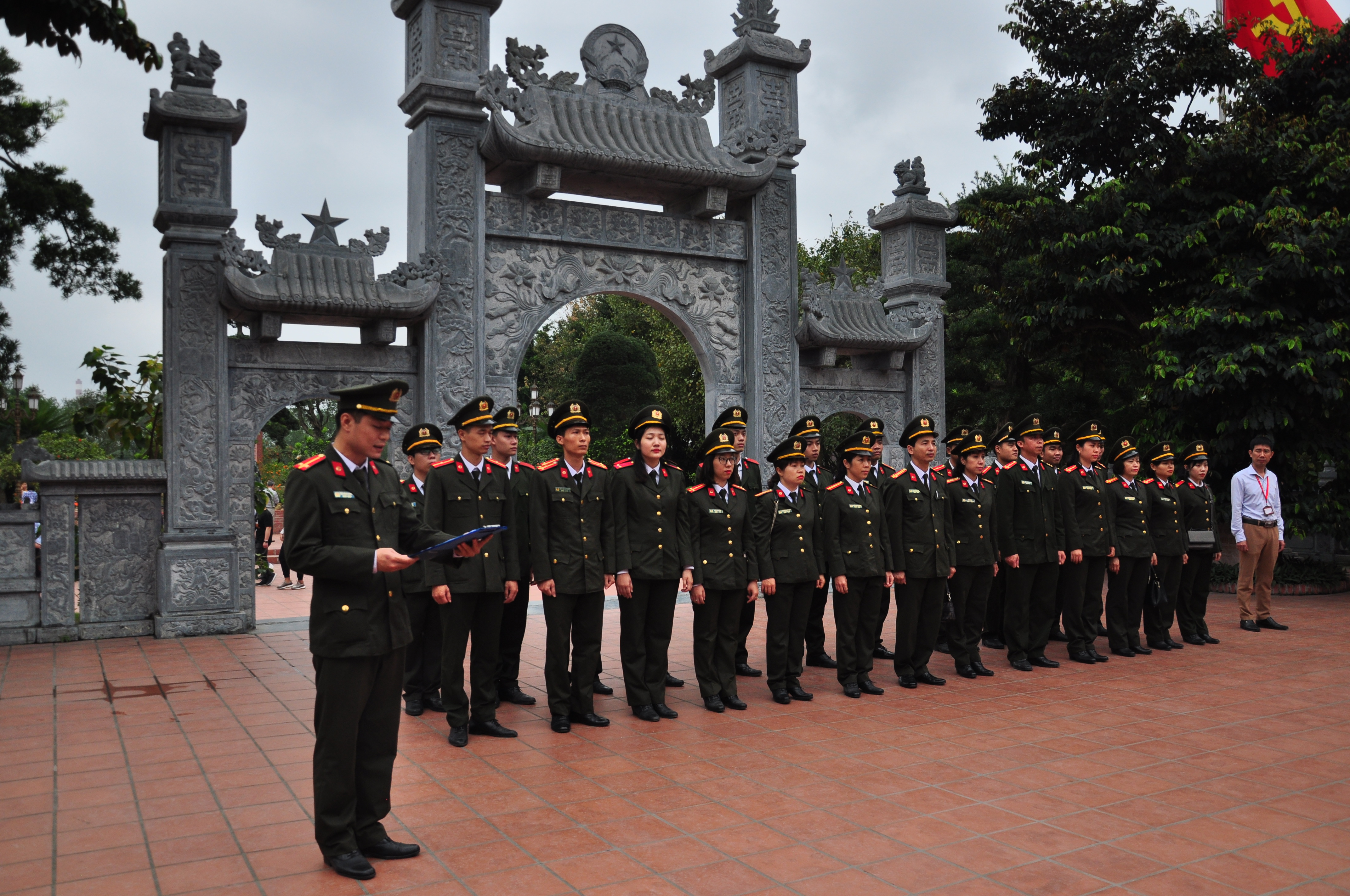 Phòng Tham mưu Công an thành phố tổ chức hoạt động giáo dục truyền thống