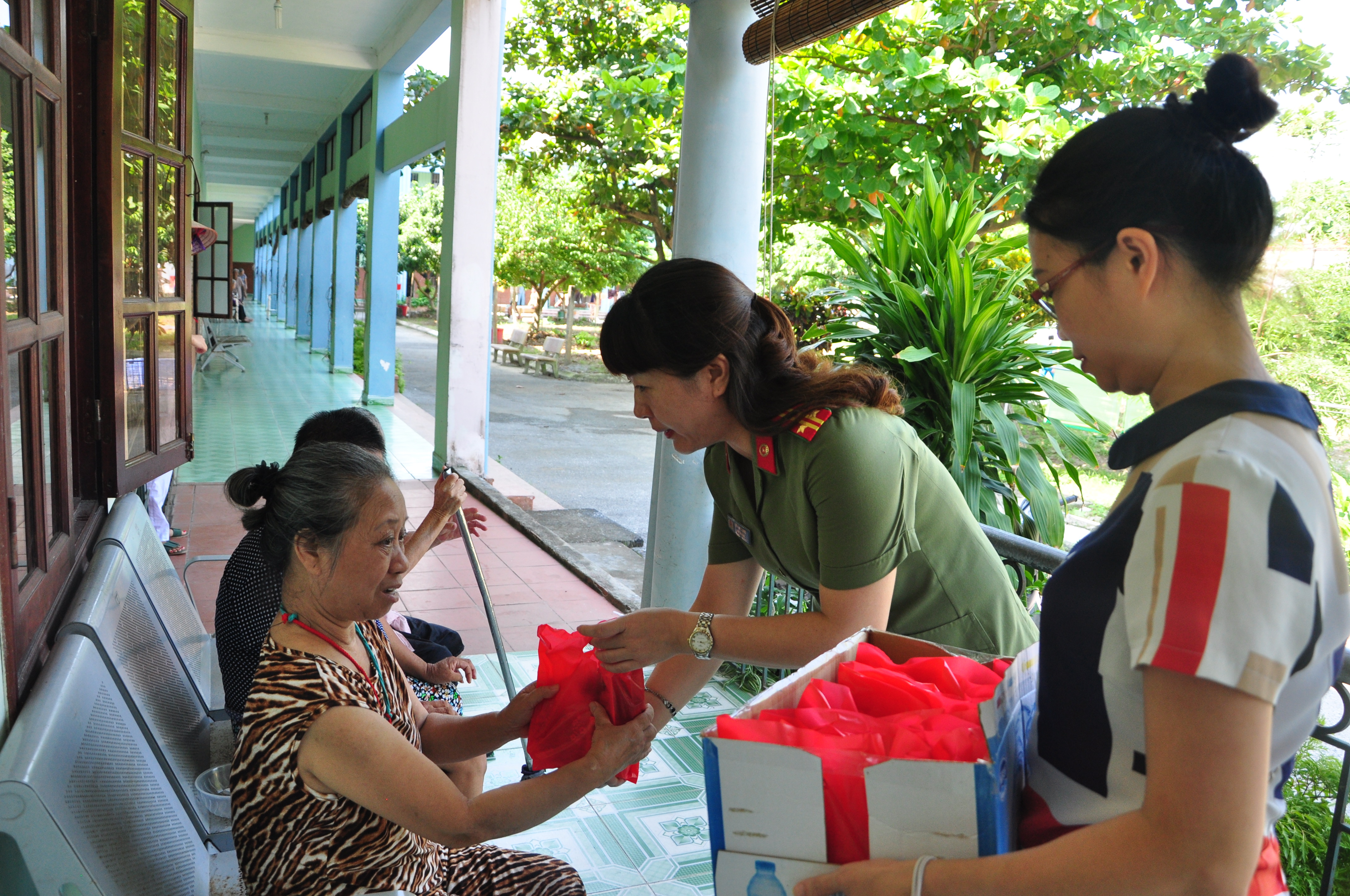 Phòng Tổ chức cán bộ CATP tặng quà các cụ già neo đơn tại Trung tâm trợ xã hội