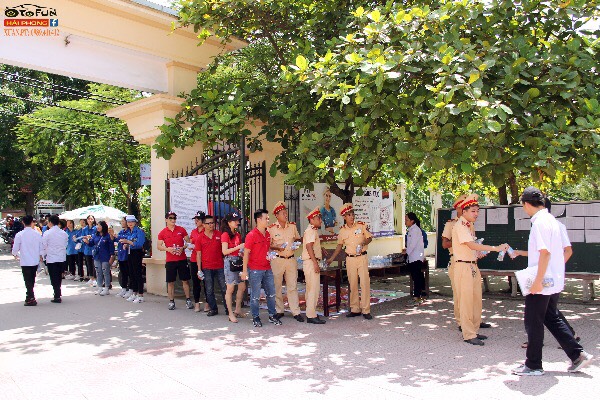 Thanh niên Công an thành phố Hải Phòng tiếp sức thi tốt nghiệp THPT quốc gia ngày thứ 2