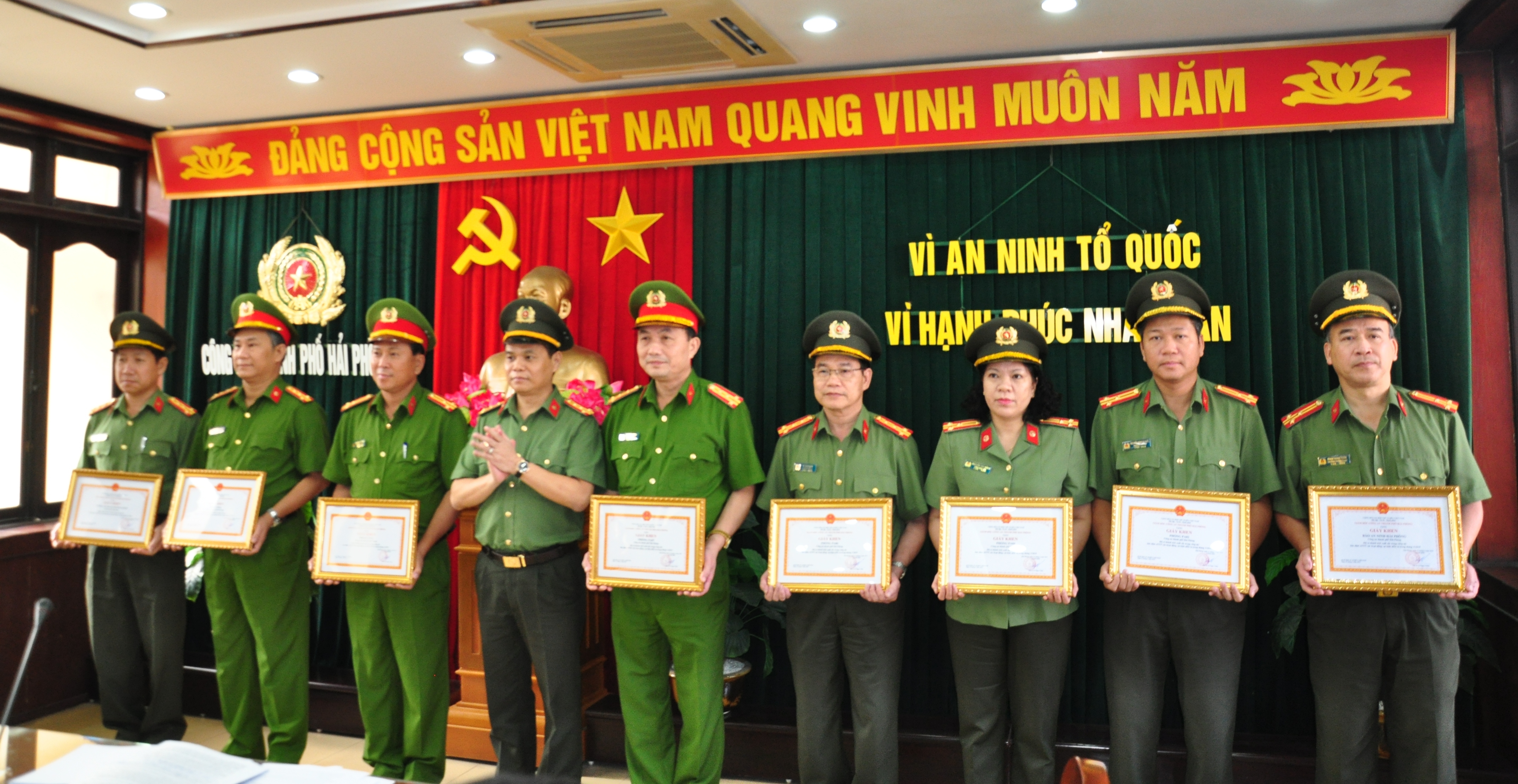 Sơ kết 15 ngày đầu ra quân thực hiện Mệnh lệnh số 01, Giám đốc CATP  khen thưởng 2 tập thể 4 cá nhân