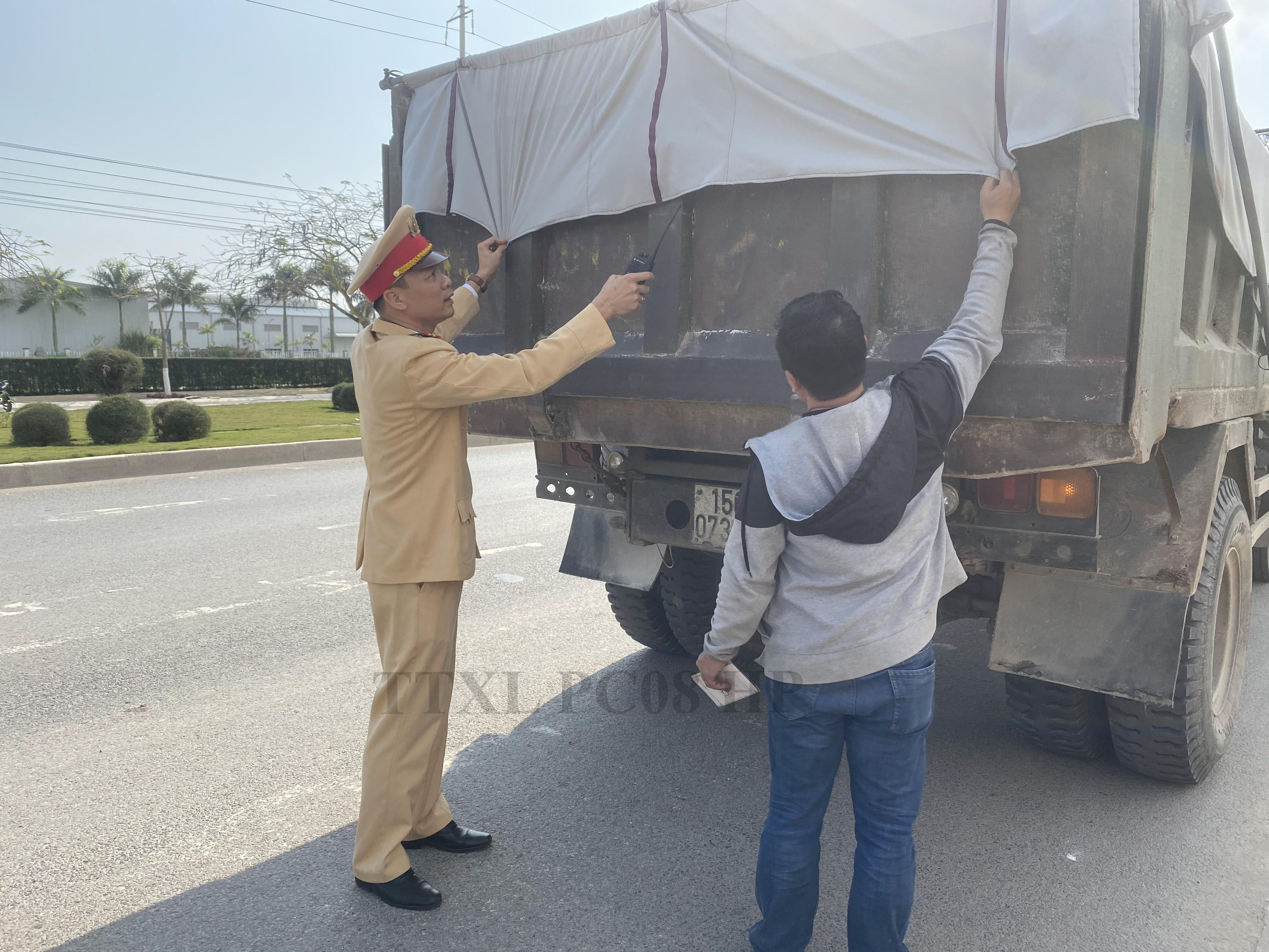 Tăng cường xử lý tình trạng xe tải  chở vật liệu xây dựng không phủ bạt 