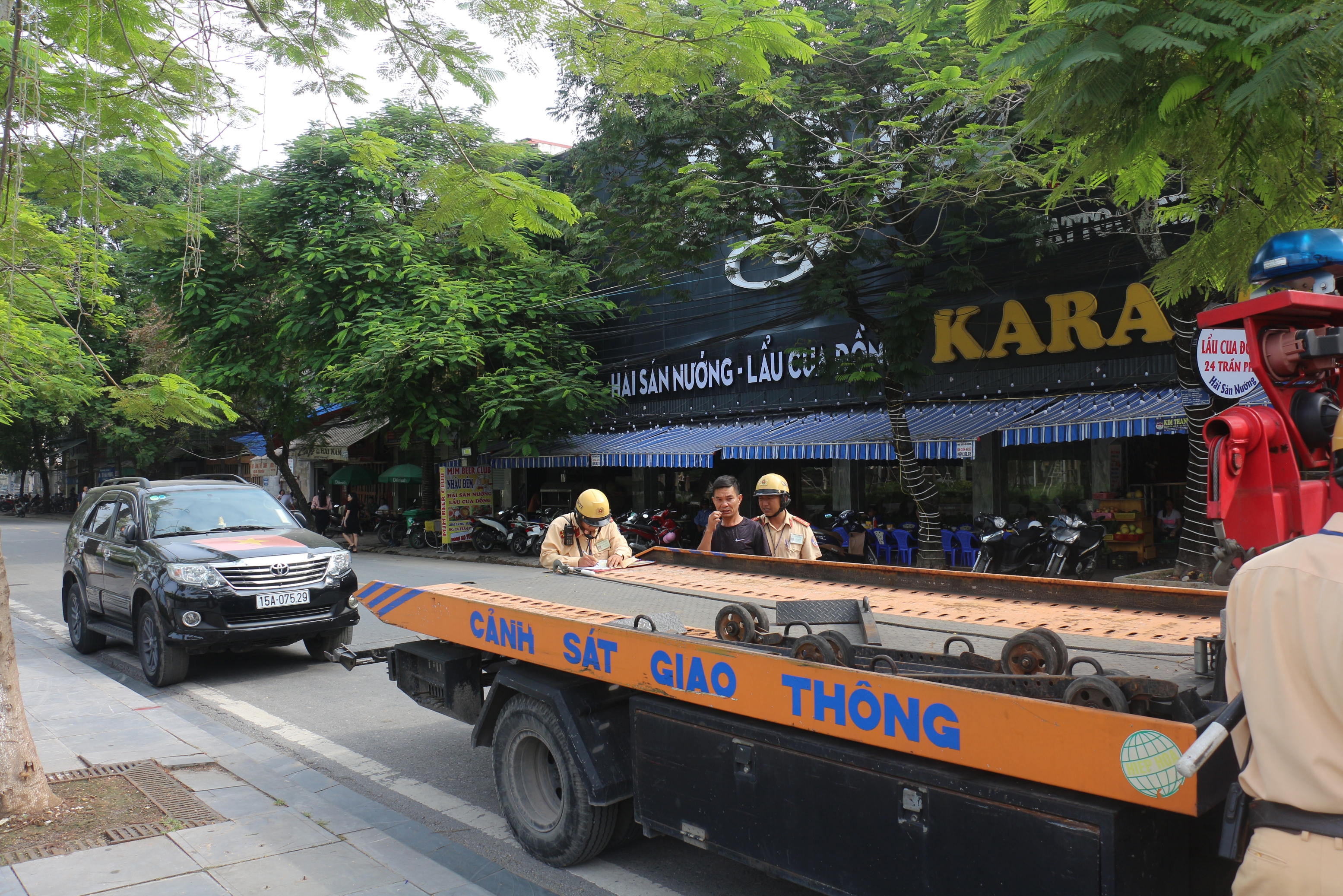 Tăng cường xử lý xe ô tô dừng, đỗ sai quy định trên các tuyến trung tâm thành phố