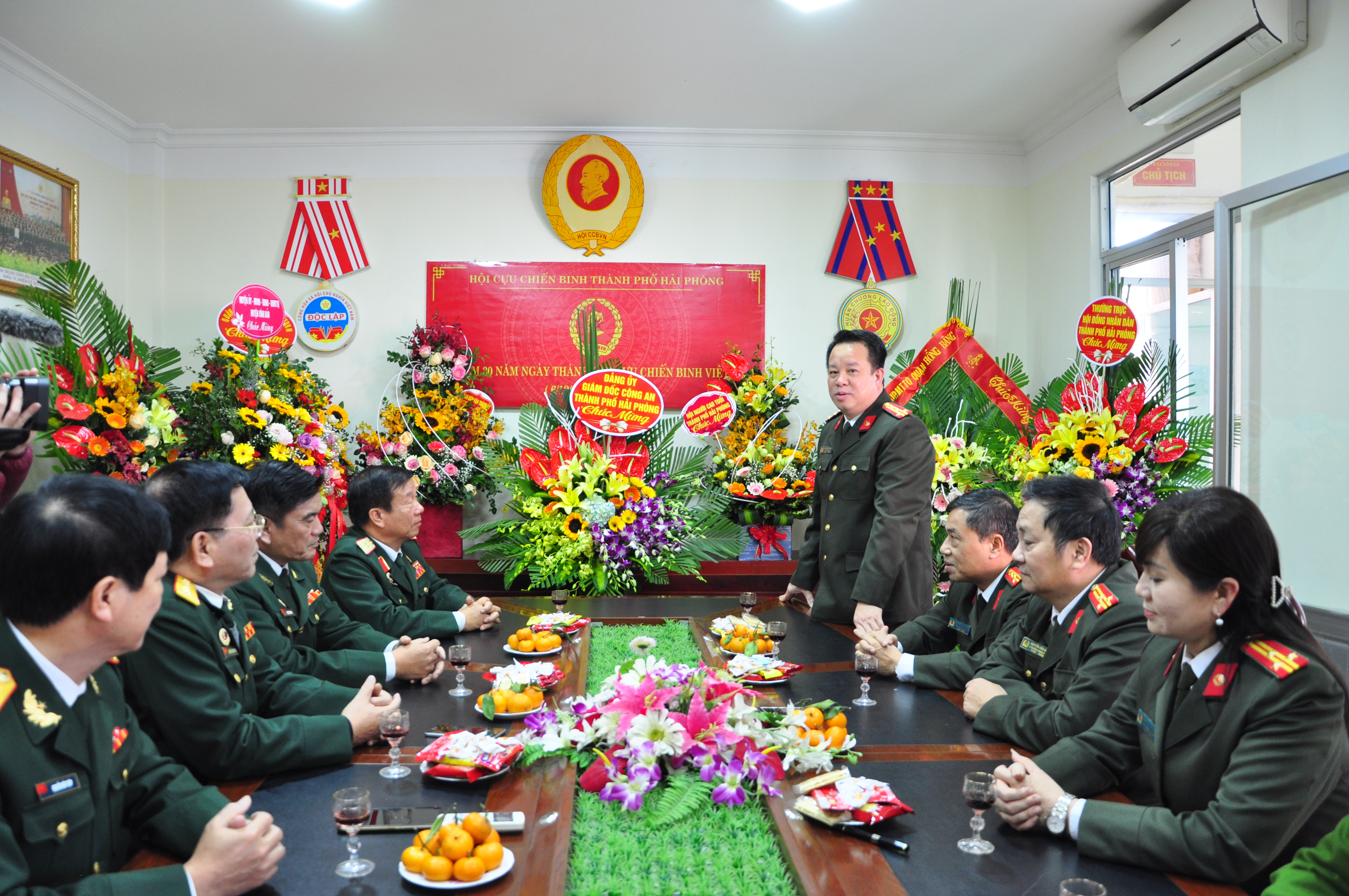 Thăm, chúc mừng Hội Cựu chiến binh thành phố nhân dịp kỷ niệm 30 năm Ngày truyền thống Hội Cựu chiến binh Việt Nam