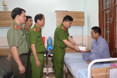 Thăm, động viên Thiếu úy Nguyễn Văn Dũng bị thương khi làm nhiệm vụ