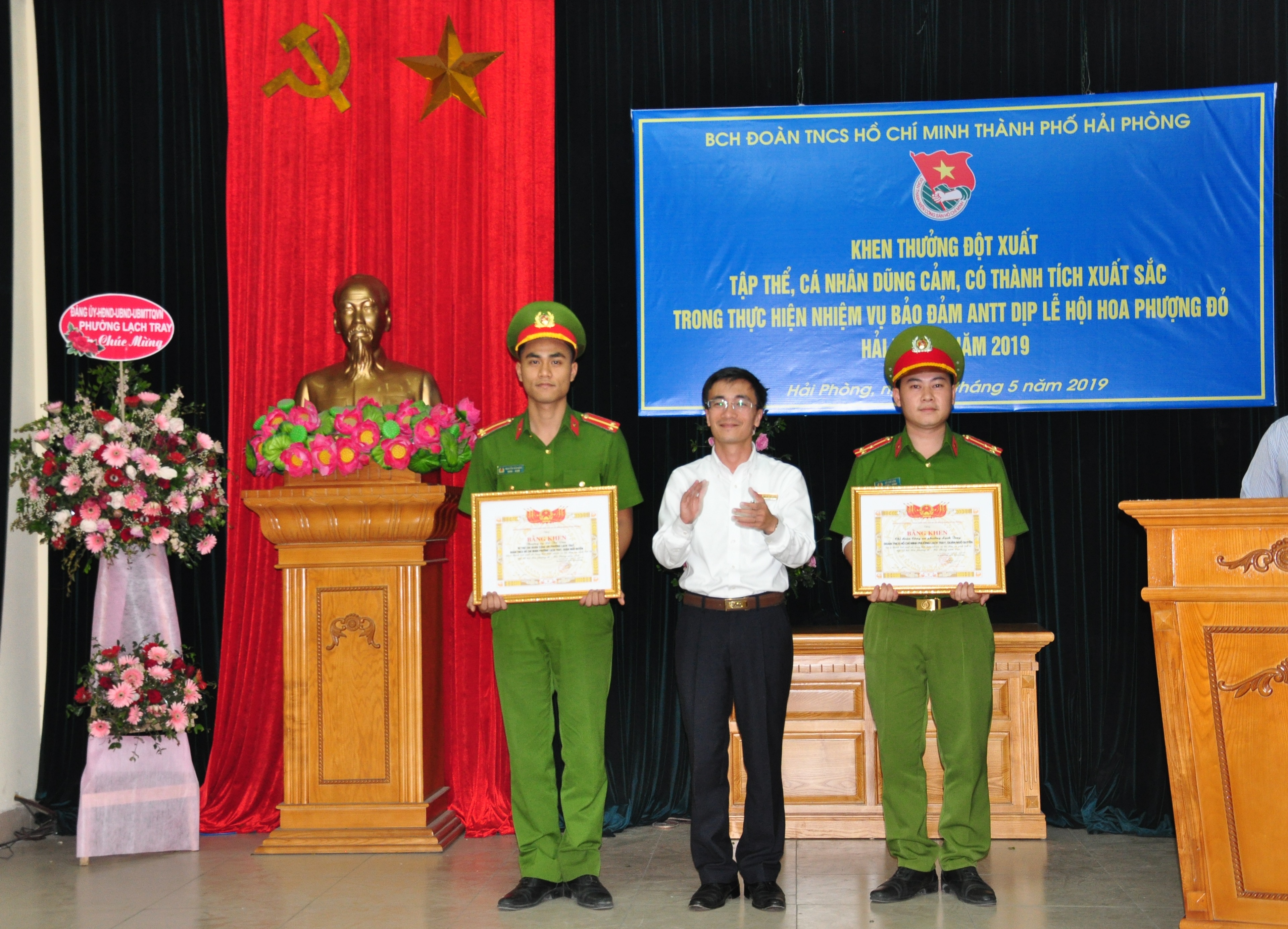 Thành đoàn thành phố Hải Phòng tặng Bằng khen đoàn viên và Chi đoàn thành tích dũng cảm, xuất sắc trong thực hiện nhiệm vụ bảo đảm ANTT dịp Lễ hội Hoa Phượng đỏ - Hải Phòng năm 2019