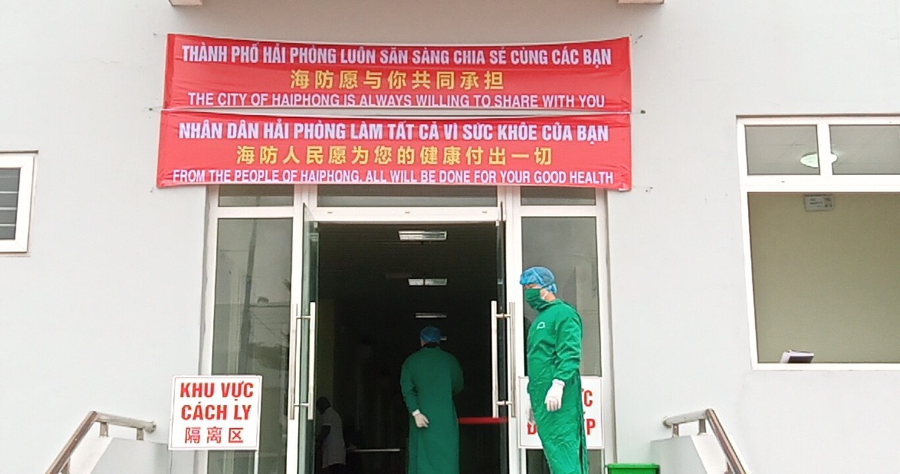Theo dõi thêm 3 du học sinh nghi nhiễm virus SARS-CoV-2
