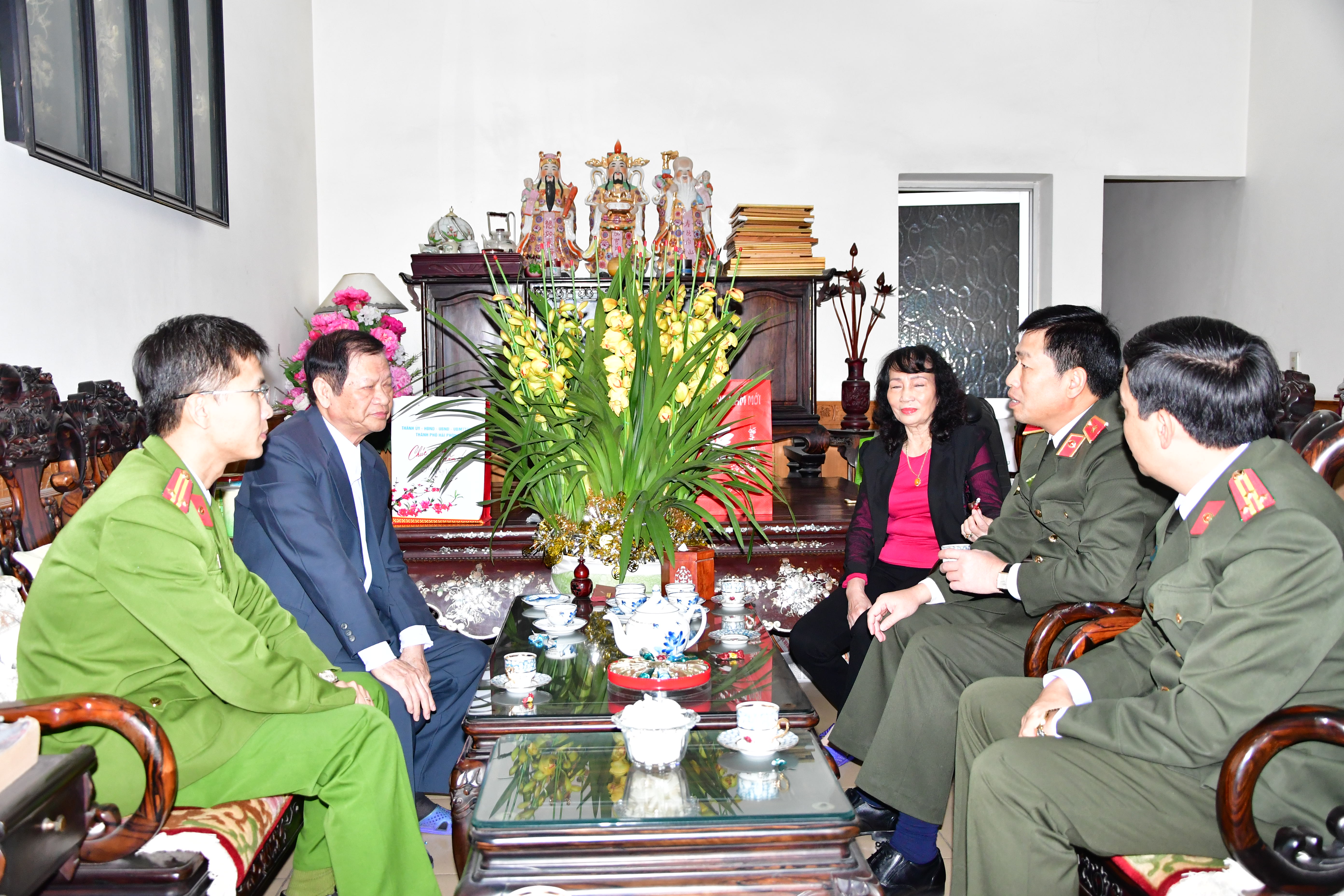 Thiếu tướng Vũ Thanh Chương, Giám đốc CATP trao quà của Thành ủy và chúc Tết Đại tá Nguyễn Bình Doãn, nguyên UVBTV Thành ủy, Giám đốc CATP