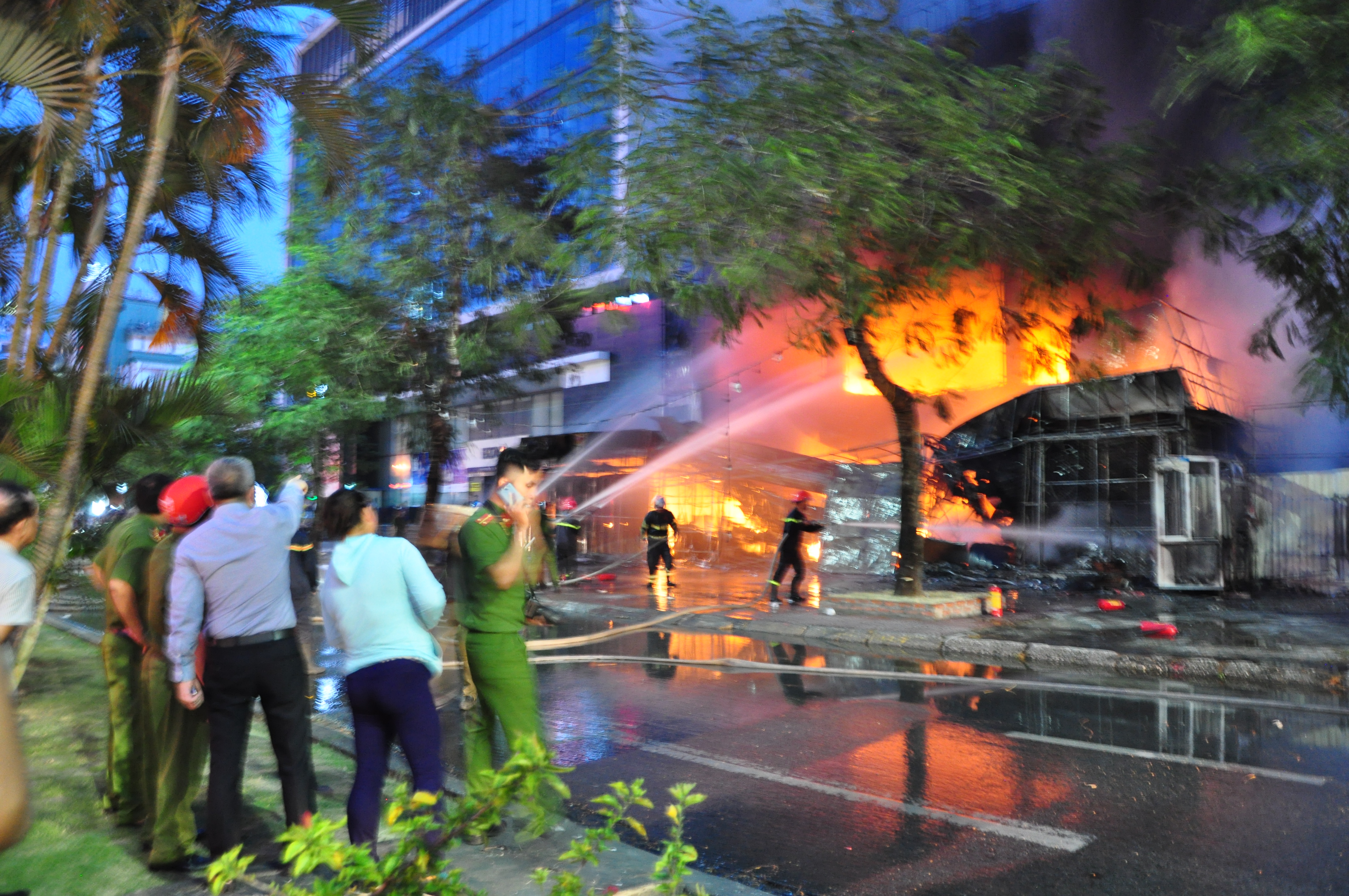 Thông tin ban đầu vụ cháy Công ty TNHH Thương mại và dịch vụ điện tử Hoàng Gia, số 11, Lê Hồng Phong, quận Ngô Quyền