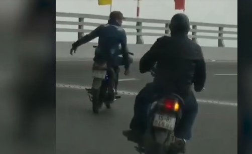 Thông tin kết quả xác minh, làm rõ nội dung phản ánh về một thanh niên không đội mũ bảo hiểm, buông cả 02 tay điều khiển xe mô tô 