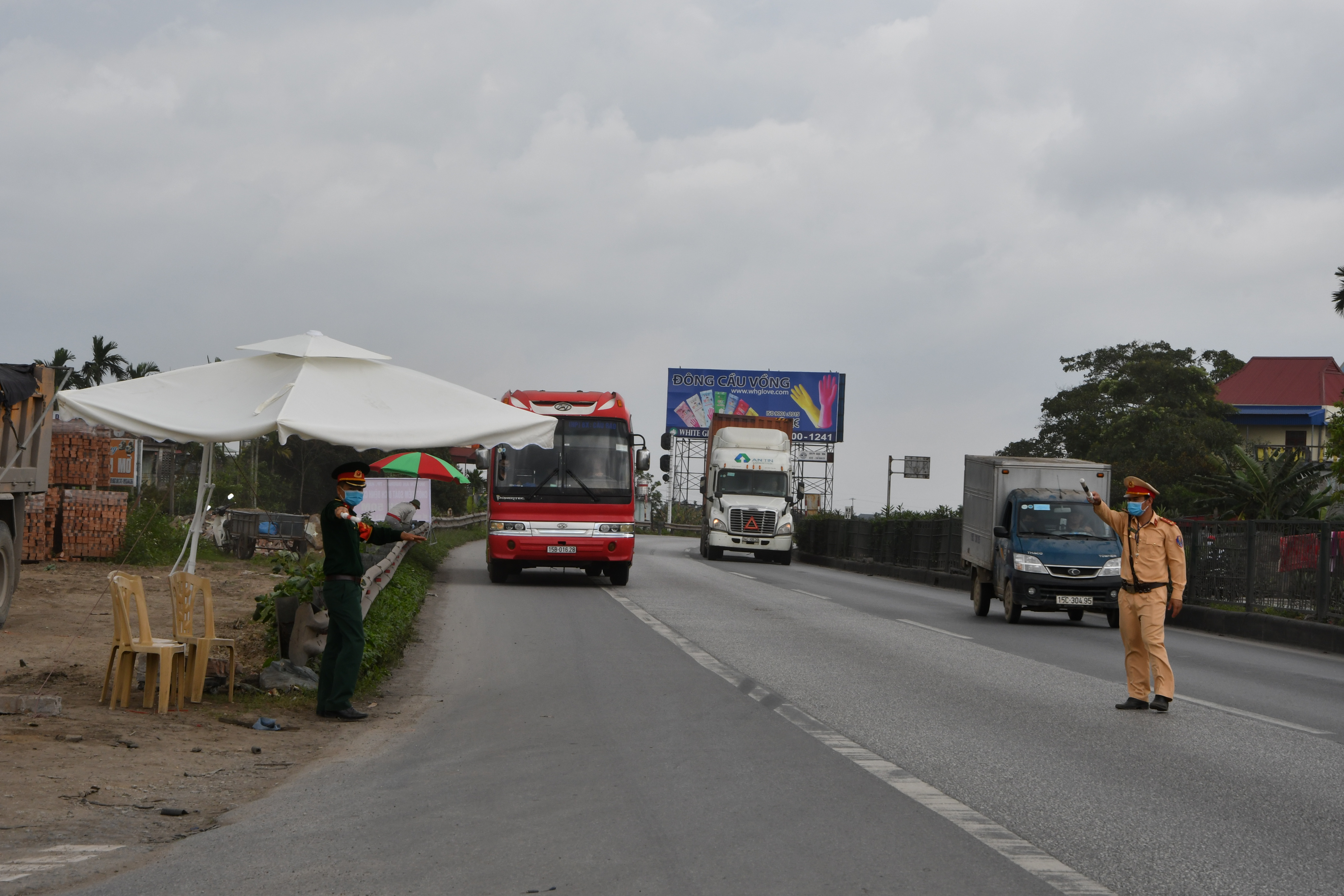 Thông tin phòng, chống dịch Covid-19 tính đến 12h ngày 25-3-2020: Kiểm tra công tác tổ chức kiểm soát dịch COVID-19 tại 6 chốt