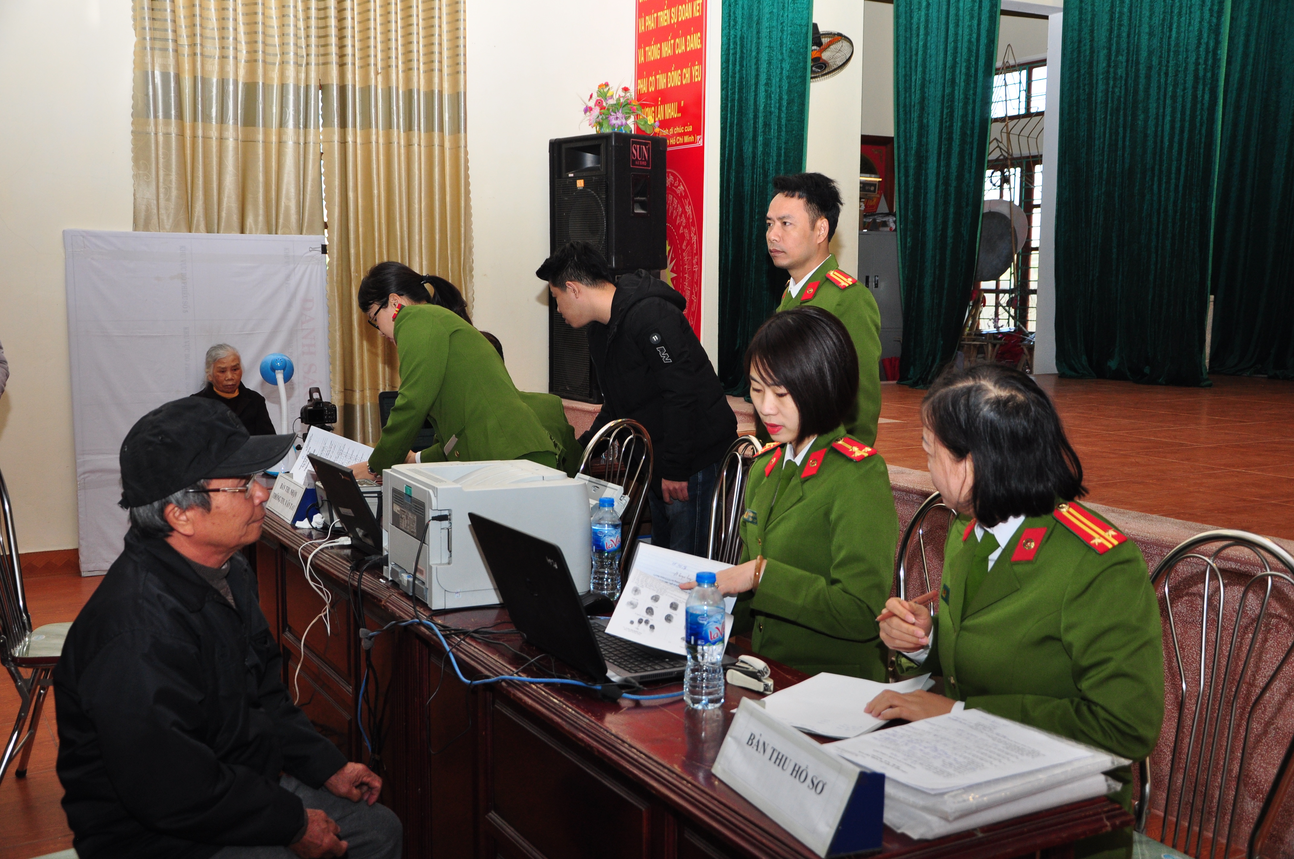 Thu thập thông tin cấp căn cước công dân  lưu động  phục vụ 99 người dân tại xã Tân Liên (Vĩnh Bảo)