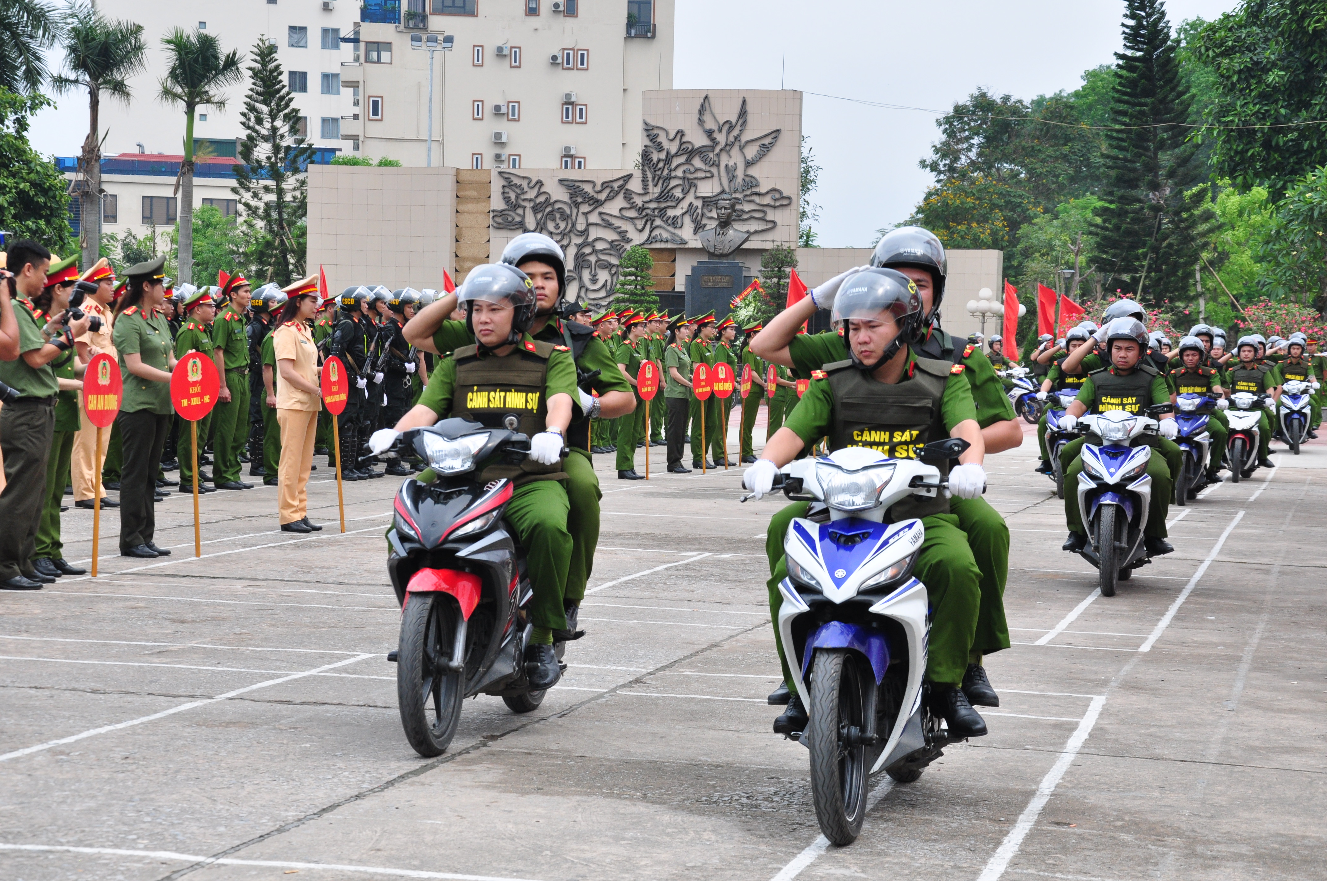 Thực hiện Mệnh lệnh số 01 của Giám đốc CATP: Giữ nghiêm lễ tiết tác phong khi tiếp xúc với nhân dân