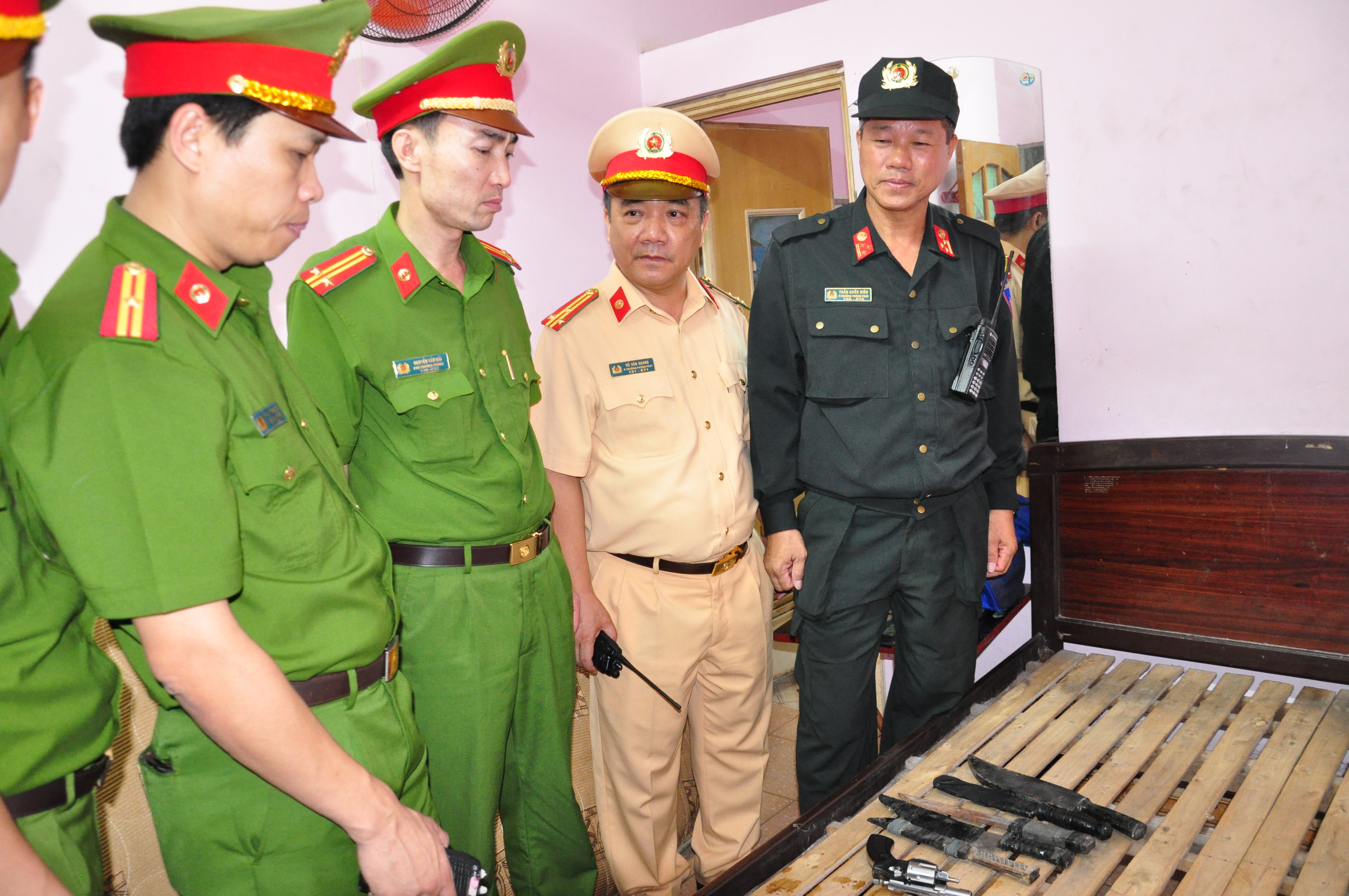 Thực hiện Mệnh lệnh số 01 của Giám đốc CATP thu 1 khẩu súng, 14 viên đạn và 5 dao