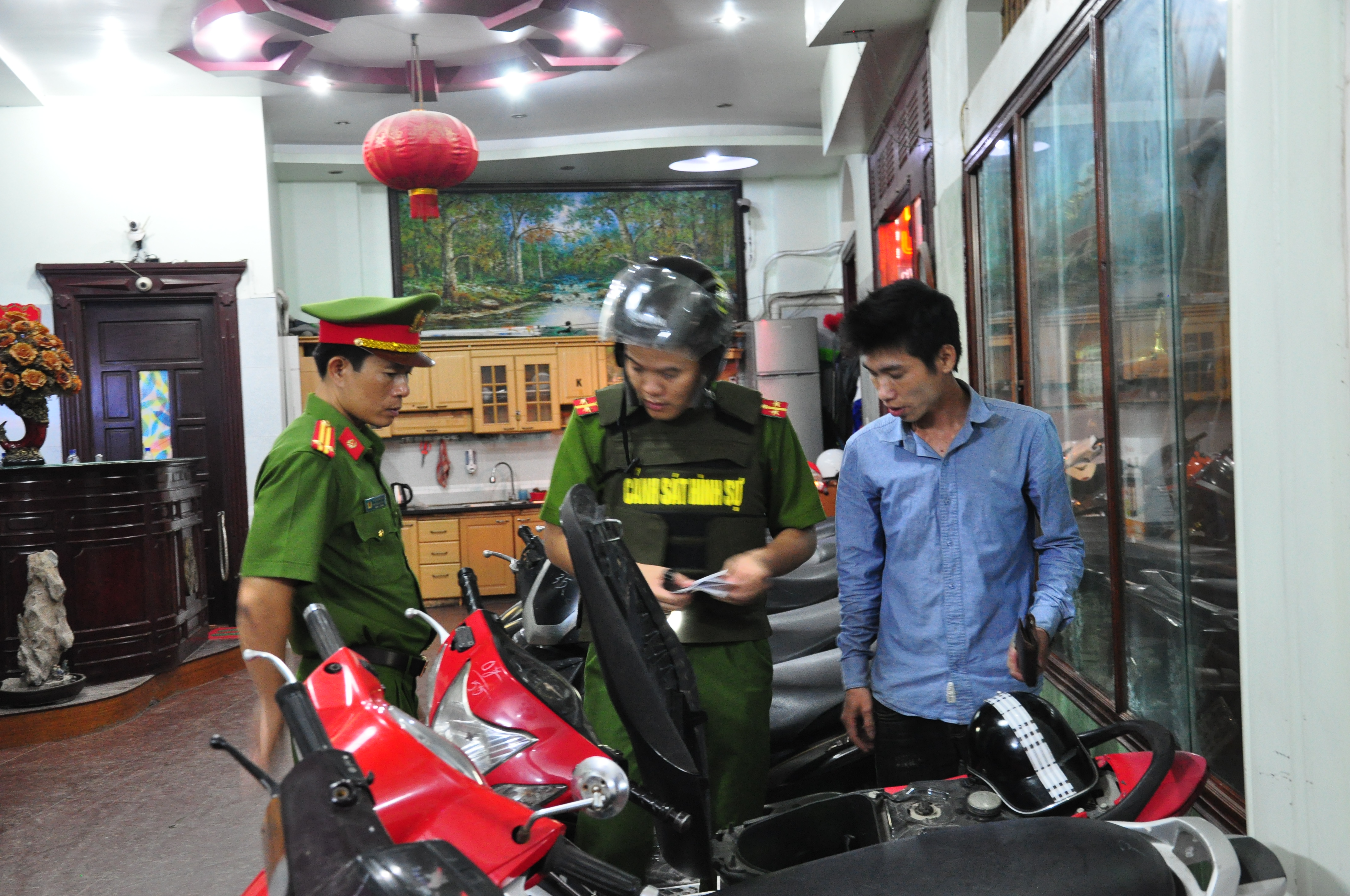 Thực hiện nghiêm Mệnh lệnh số 01 của Giám đốc CATP: Kiểm tra hành chính hai cơ sở kinh doanh có điều kiện tại phường Niệm Nghĩa